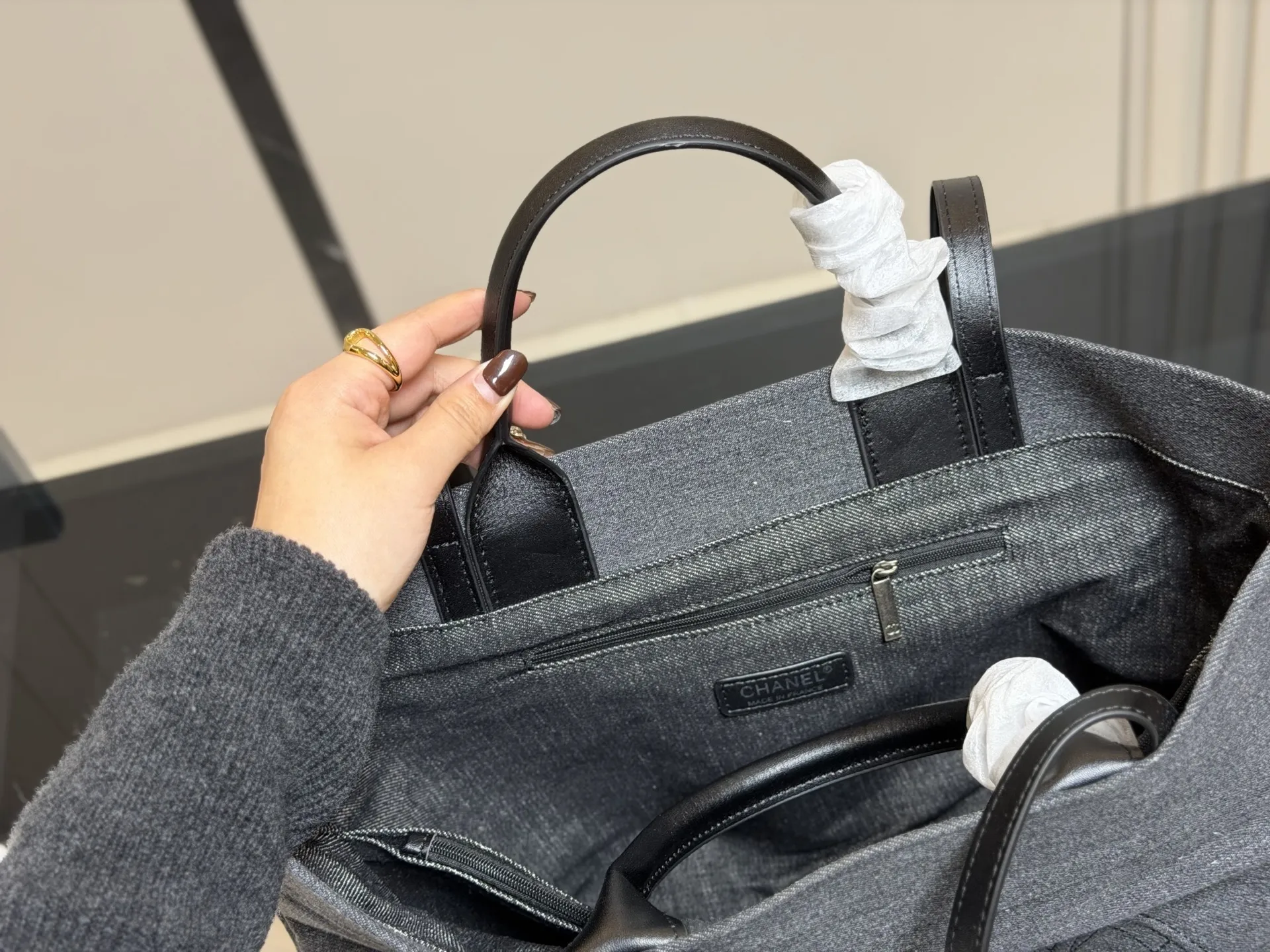 ¥180 尺寸:36.28cm 香奈儿 牛仔沙滩包🏖️ 安排!安排! 今年出的这个沙滩包可太好看了! 水洗做旧款更加有高级感