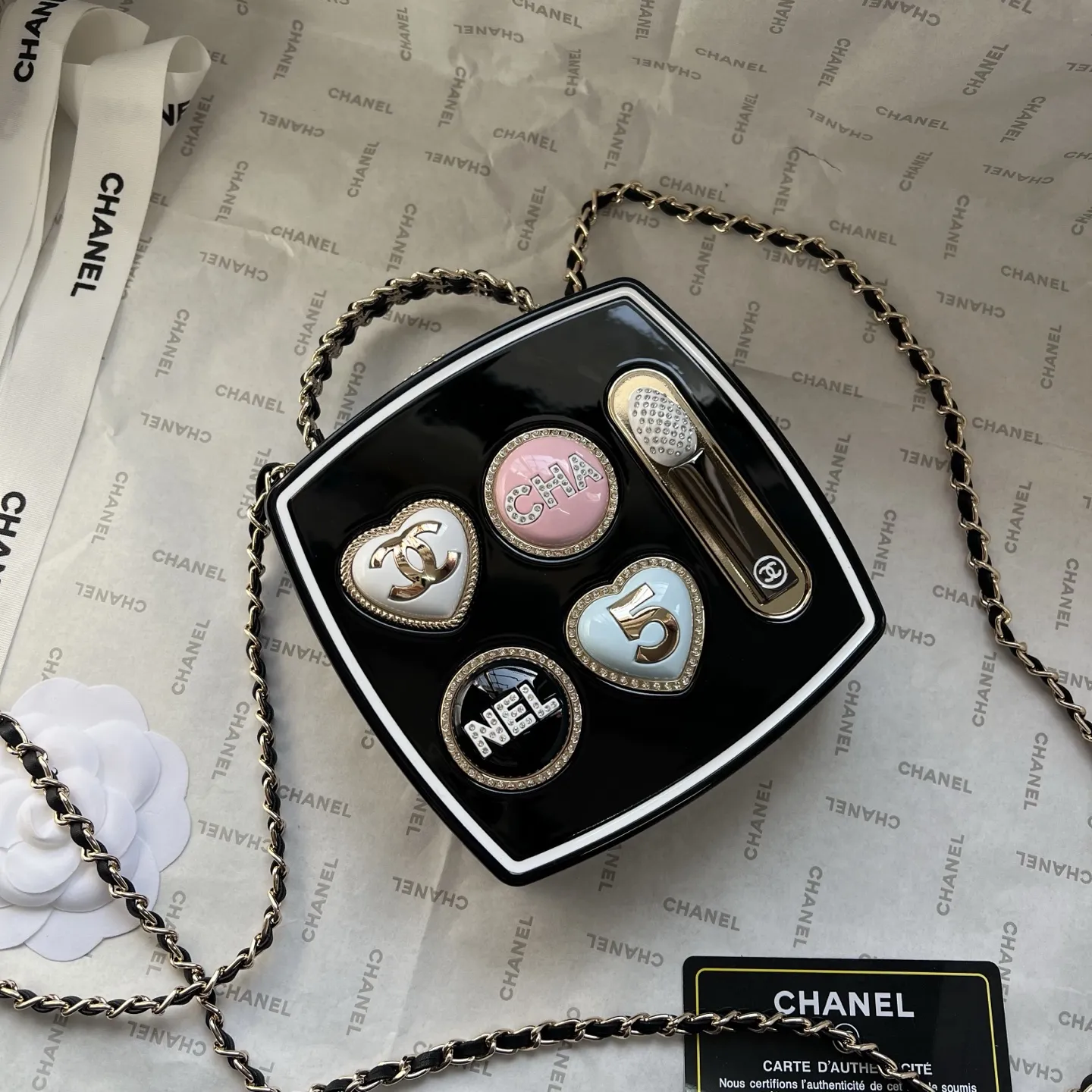 💰210包邮❗ 👑Chanel 25/26B眼影盒晚宴包.第一眼看到直接一整个爱住!影盒形状超别致、💕原单品质.包身质感拉满，一面是经典双C标志，一面是眼影盘设计，细节里全是高级感。不管是搭晚宴裙撑场面，还是配牛仔裤凹日常造型，它都能瞬间提升时尚度，背上你就是人群里最亮眼的焦点，精致感直接焊在身上!尺寸：13x13cm，款号：677