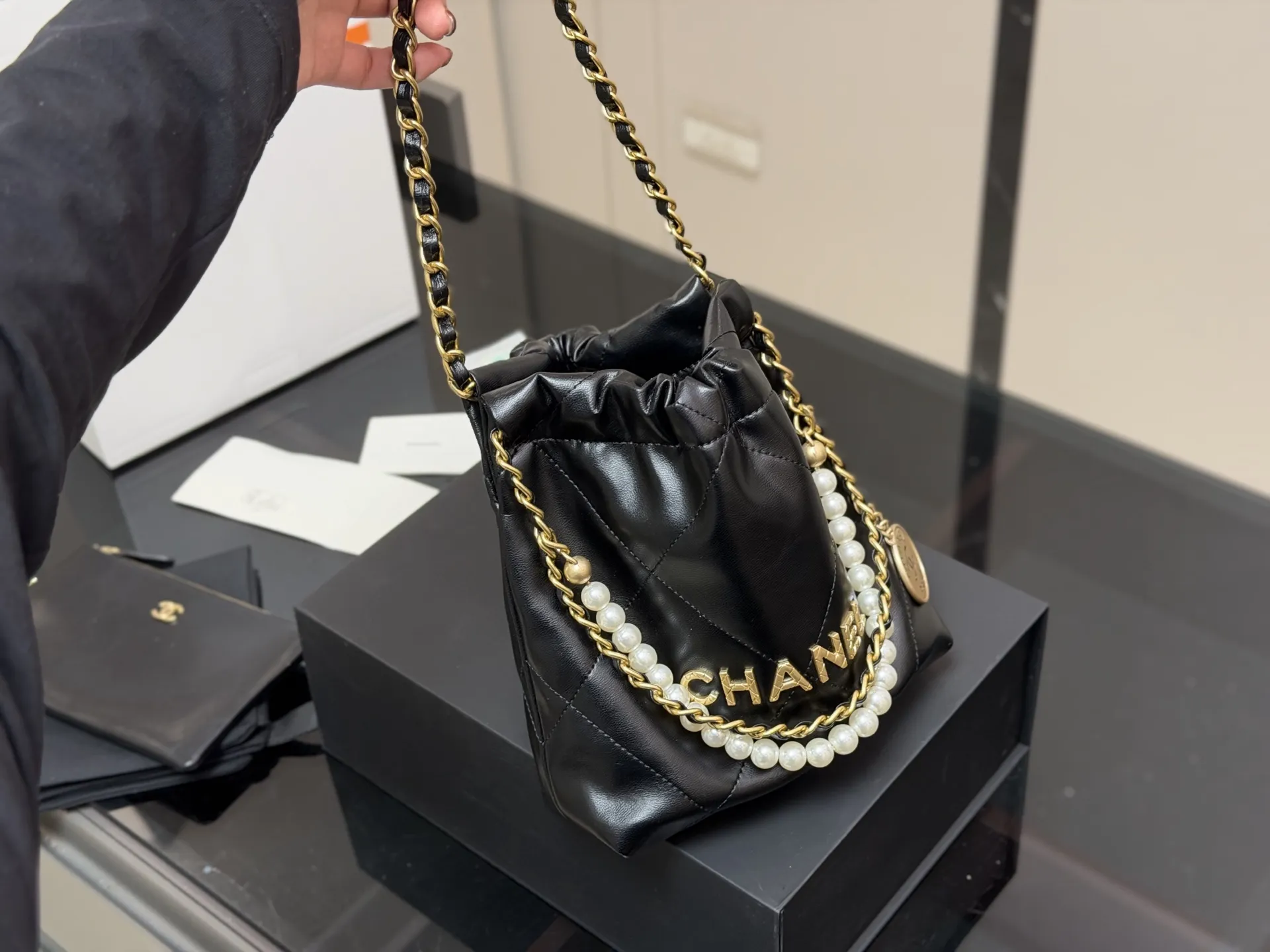 &yen;180 配折叠盒飞机盒 size：20*20cm 香奈儿 迷你22bag 缩小版22bag显得格外的俏皮可爱， 依旧是小牛皮材质， 柔软而轻盈！ 搜索🔍 垃圾袋 mini