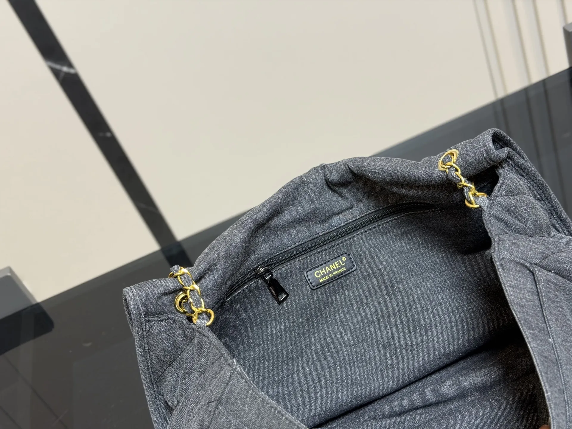 &yen;190 香奈儿旅行袋 Chanel中古. 复古穿搭 牛仔系的搭配很适合 复古氛围感瞬间拉满 机场包40.25cm