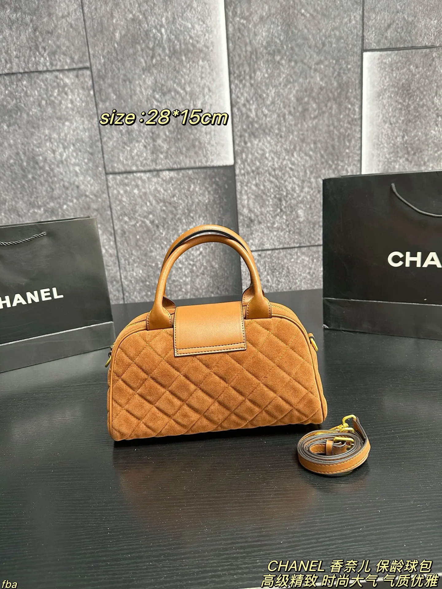 P160配盒 CHANEL 香奈儿 保龄球包 时髦典雅，直接封神，高级时尚，性价比超高，保龄球简约的包型，经典鱼子酱牛皮，极简包身设计，百搭的时尚单品！超多颜色材质可以选择，耐造的材质超够用的容量，但用起来几乎没什么自重！小姐姐们可以放心入手～ 尺寸：28*15cm