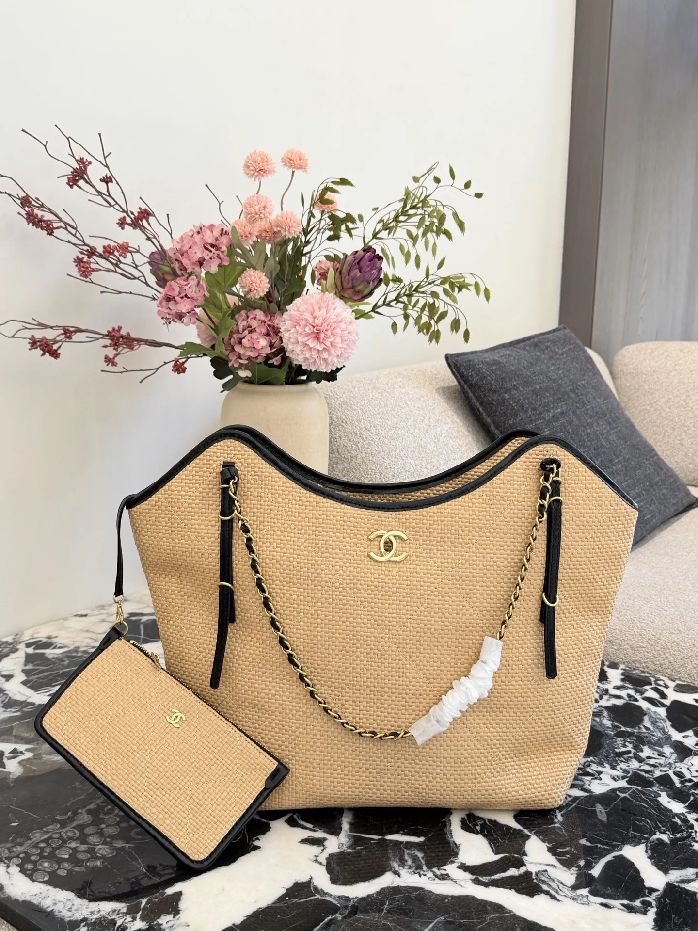 p220 香奈儿26C拉菲草编织托特包​​ 🌾香奈儿26C早春度假系列拉菲草编织托特包，天然拉菲草+黑色皮革滚边，金色双C标志超有辨识度✨。链条肩带+白色编织装饰，细节满分！小号尺寸，轻盈又实用，通勤、度假都能轻松驾驭。灵感来自夏日度假风，搭配清新或休闲穿搭，氛围感直接拉满～👜30cm无盒