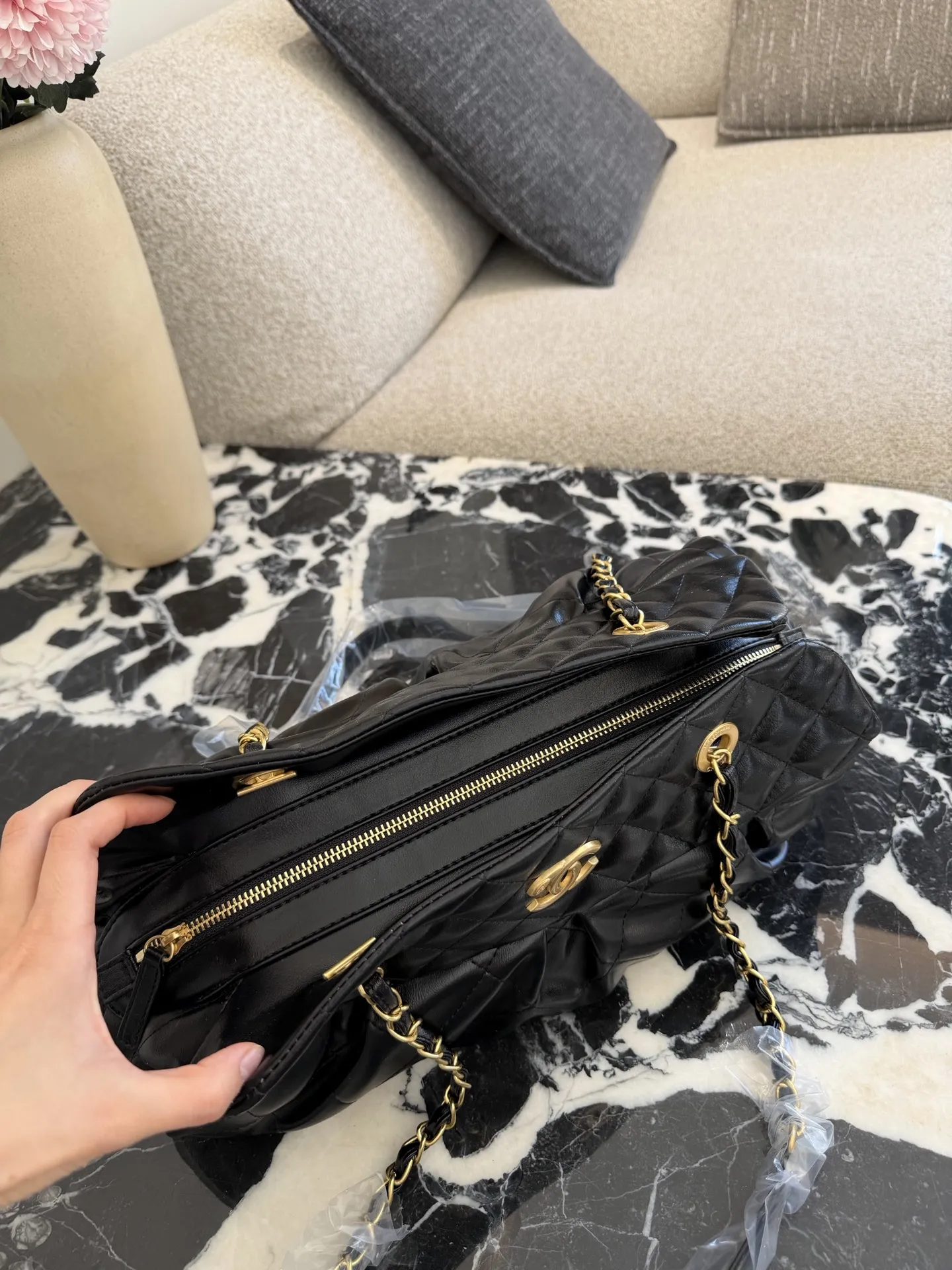 p230 香奈儿黑金保龄球包​​ 🖤香奈儿黑金保龄球包，经典菱格纹+黑色牛皮，金色双C Logo超有辨识度✨。皮穿链条肩带，舒适又时髦，拉链开合更安全。尺寸约32&times;19cm，容量大，通勤出行都OK！复古优雅风，实用又百搭，是香奈儿热门款，公价约3万，二手价随成色和配件浮动哦～无盒