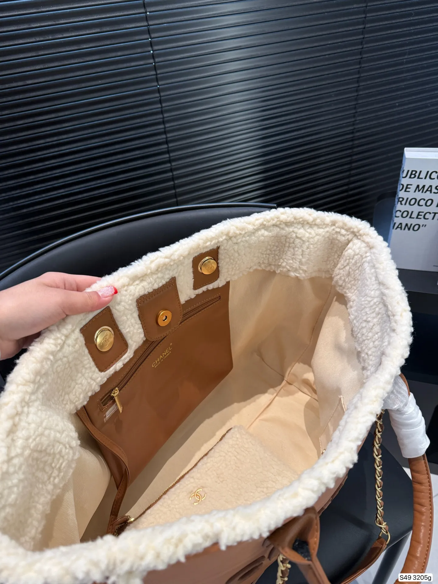 P295 纯皮羊羔毛香奈儿沙滩 不论日常出游或是假日逛街,出镜率超高的包款总让人联想到温暖的季节和愜意海滩时光。质地清新自然,为结构感鲜明的包款注入优雅精髓。尺寸:40 30 货号3205