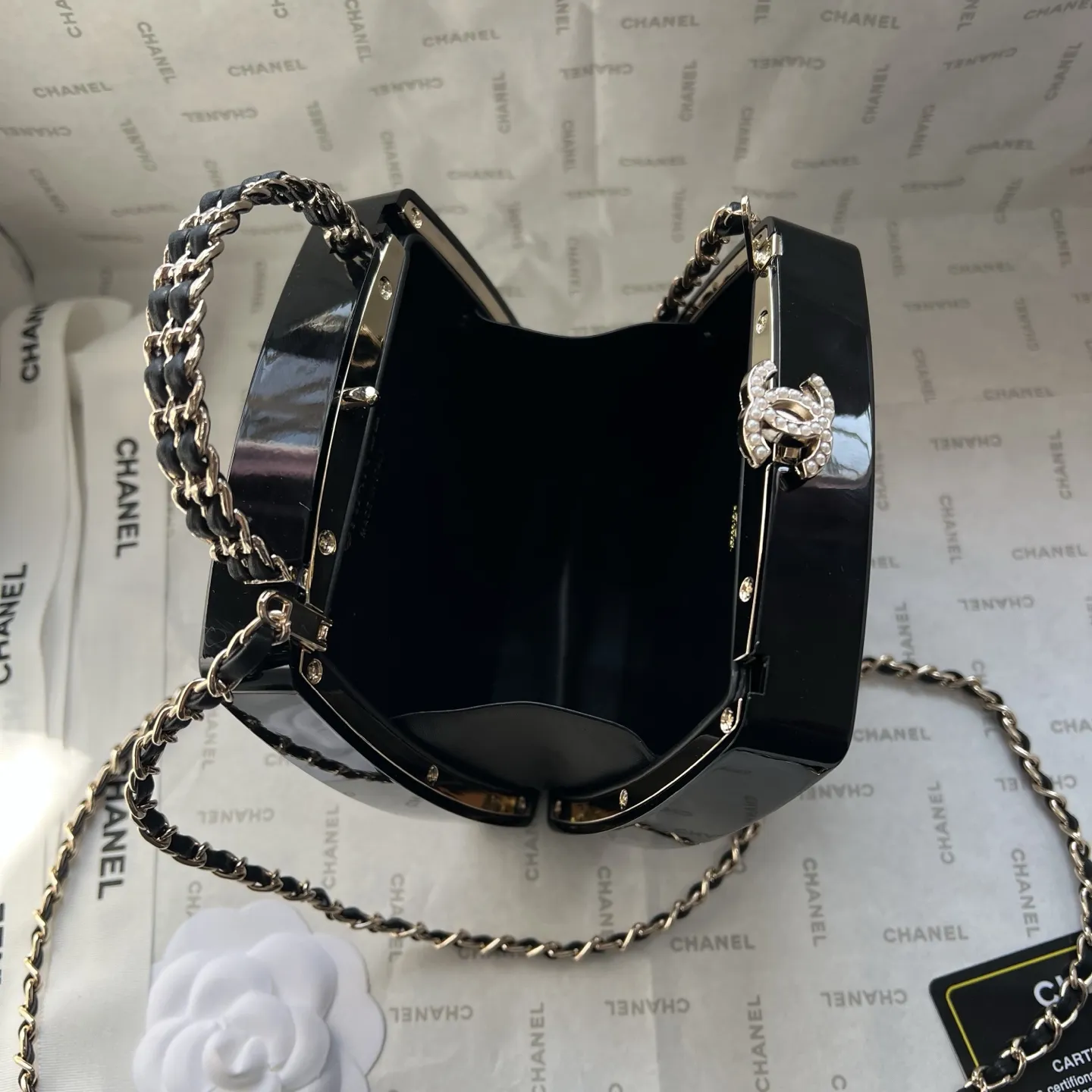 💰210包邮❗ 👑Chanel 25/26B眼影盒晚宴包.第一眼看到直接一整个爱住!影盒形状超别致、💕原单品质.包身质感拉满，一面是经典双C标志，一面是眼影盘设计，细节里全是高级感。不管是搭晚宴裙撑场面，还是配牛仔裤凹日常造型，它都能瞬间提升时尚度，背上你就是人群里最亮眼的焦点，精致感直接焊在身上!尺寸：13x13cm，款号：677