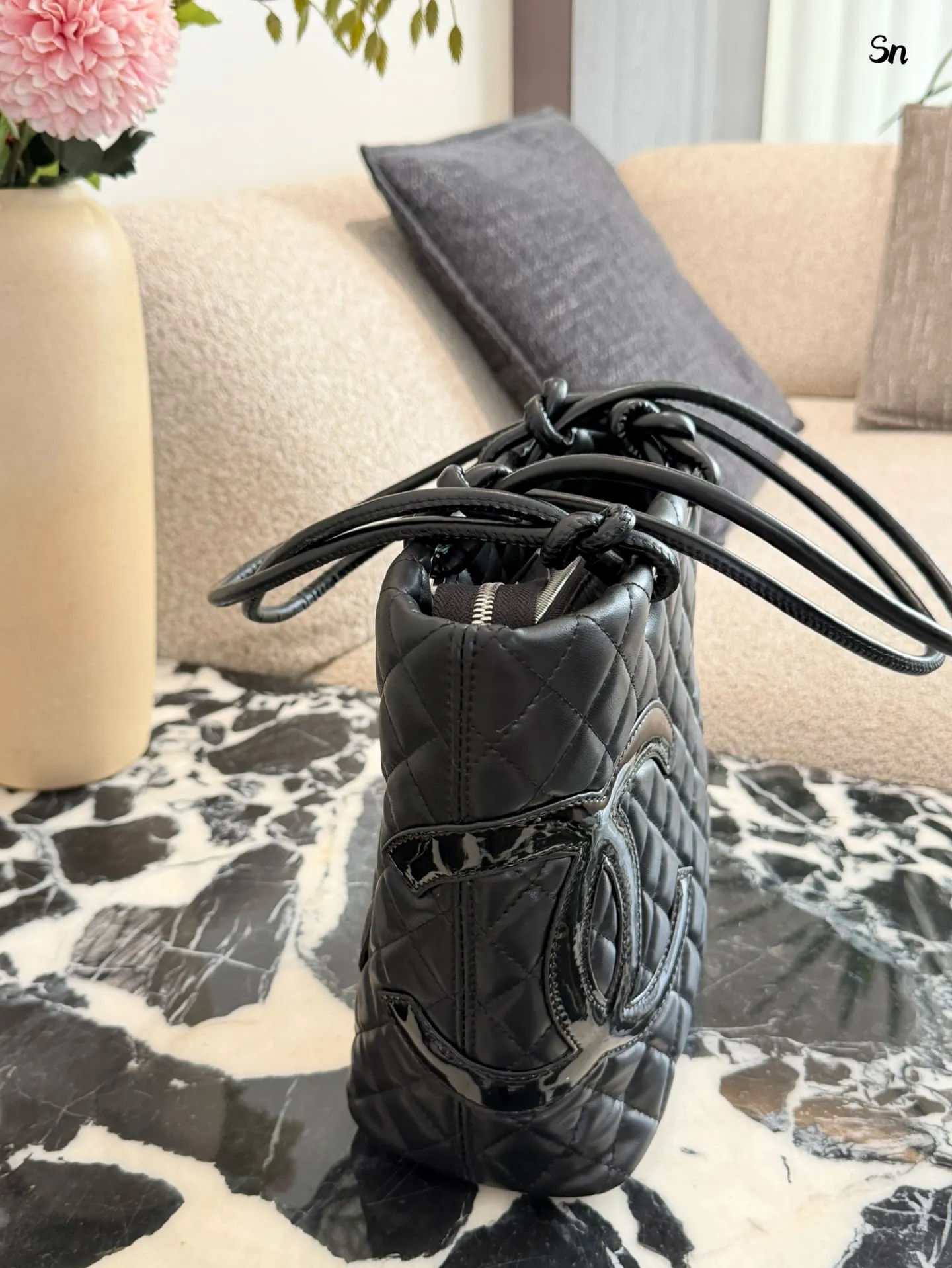 p190 Chanel康鹏菜篮子是我最好的拍照搭子 Soblack牛皮菜篮子松弛的时髦感 自重很轻便！又很能装 出门逛街拍照都很好靓 -20&times;25无盒