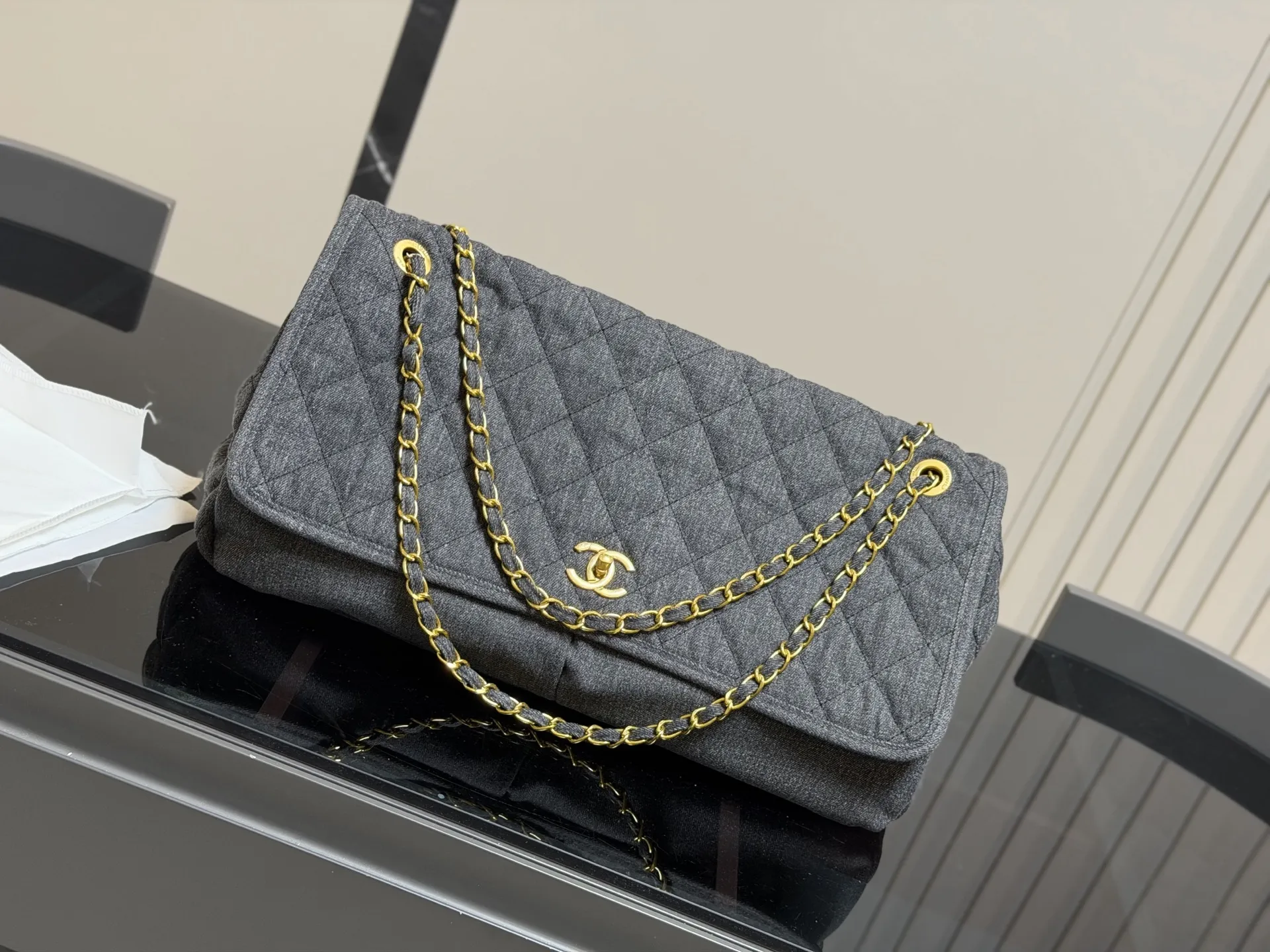 &yen;190 香奈儿旅行袋 Chanel中古. 复古穿搭 牛仔系的搭配很适合 复古氛围感瞬间拉满 机场包40.25cm