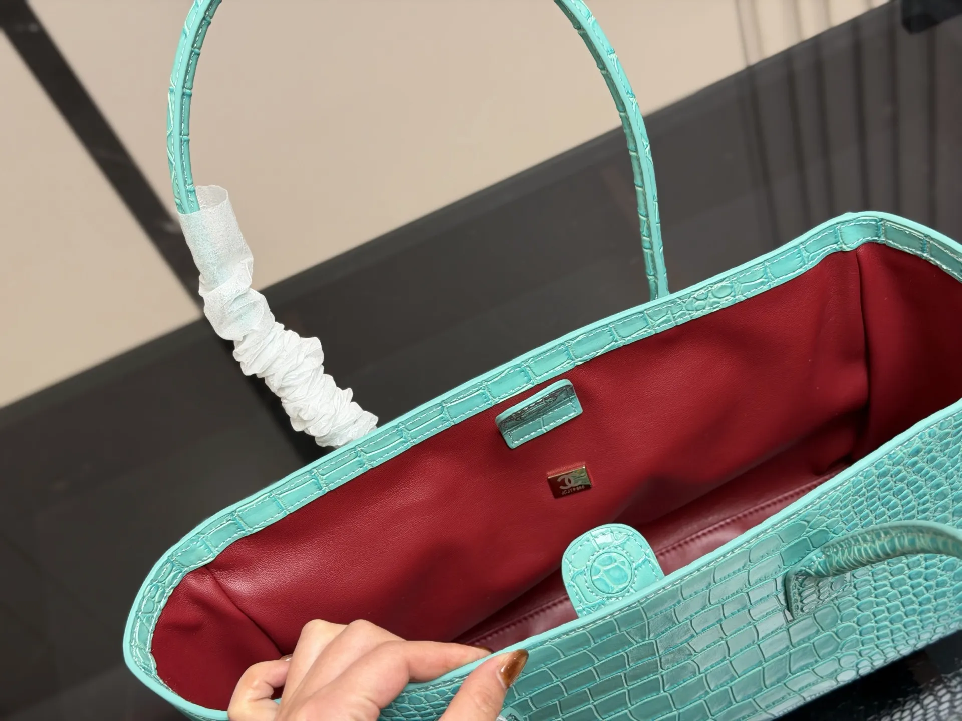 ¥270 Chanel 香奈儿Cerf中古手提包 经典黑金配色+荔枝纹牛皮,耐磨又有质感。正面双C金属Logo超有辨识度,内部多口袋+可拆卸子袋,收纳力满分!通勤日常都很适合,手提or单肩背都OK,实用又百搭,是中古市场的热门款 尺寸:34.21cm