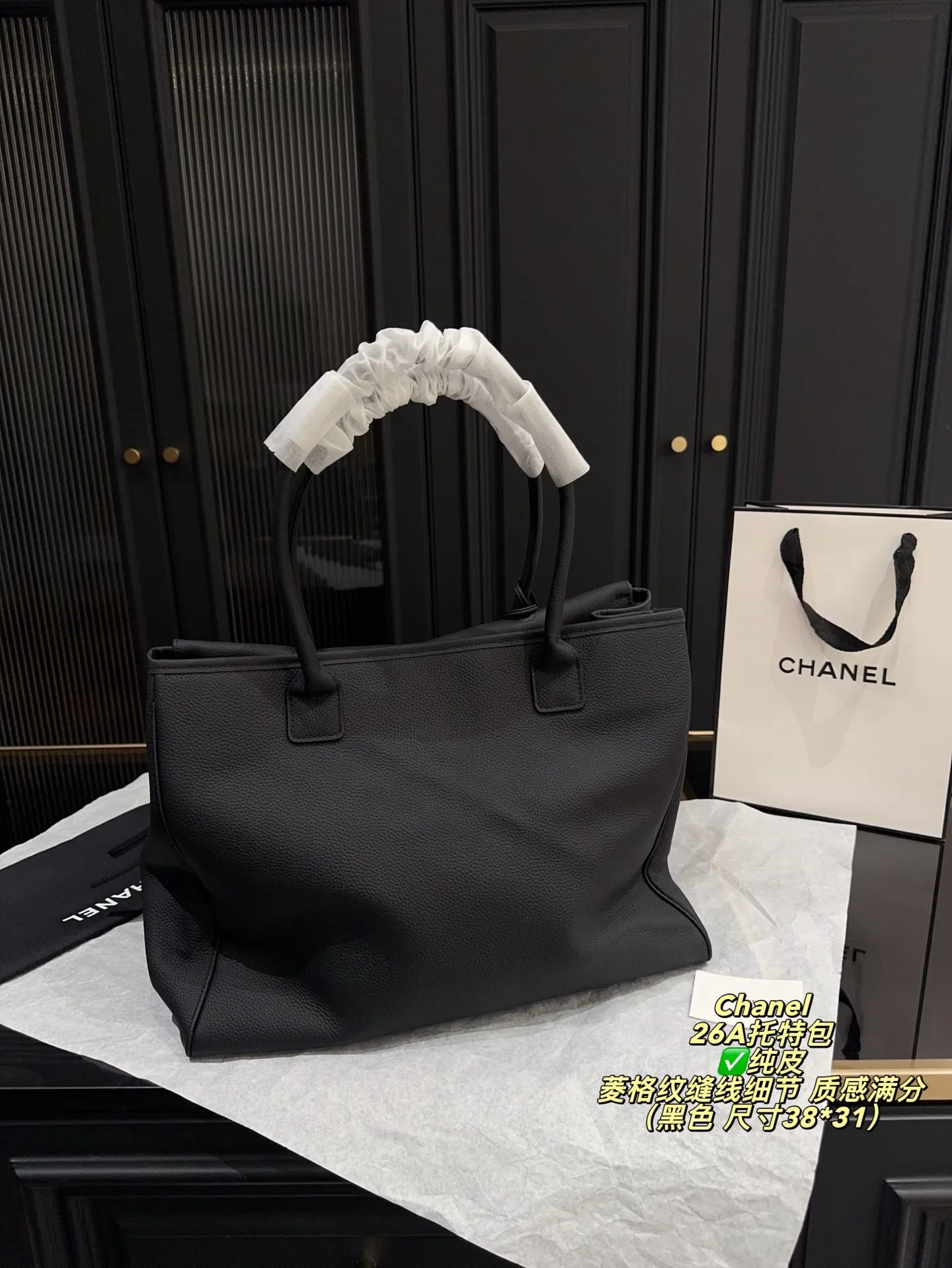 ✅纯皮P335无盒⚠️尺寸38*31 香奈儿Chanel 26A麂皮托特包 驼色麂皮+黑色皮革拼接,金色双C标志超有辨识度。菱格纹缝线细节,质感满分!尺寸适中,通勤休闲都能用,手提肩背都OK。