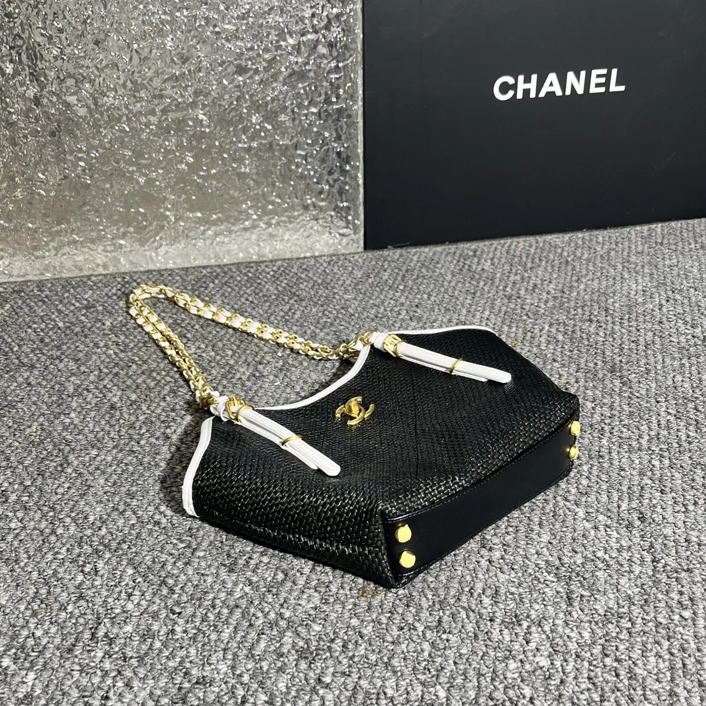 💰180包邮❗ Chanel🧩26C早春系列 嬉皮包 mini tote💦采用进口小牛皮配草编➕复古金属五金 皮质柔软 耐用性更高更显利落的精致感 可斜挎链条⛓️它让链条长度能适配不同背法 日常搭配自然垂在胯侧 上身效果 更显经得起时光的松弛感 尺寸: 30-20-6cm 款号：80014 材质：草编 ❌不退不换慎重下单❌