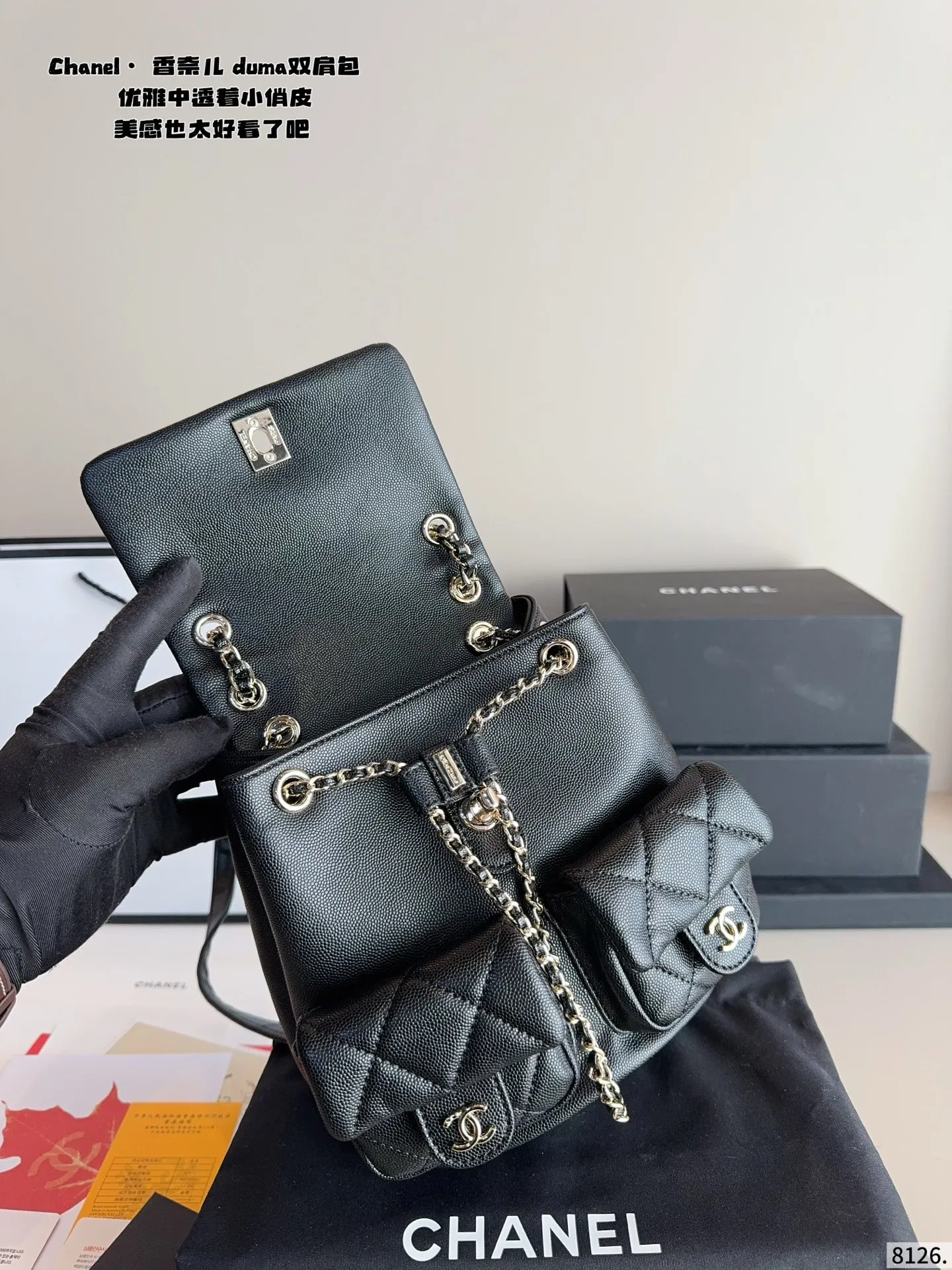 p190.配礼盒🎁. 香奈儿 双肩包duma 淡金扣，选了耐用的 看似小巧精致，但是日常出门所需的用 品都是可以装下的。 越看越好看!背上就有富家千金的贵气骄矜感!容量 优秀解放双手，可单肩双肩手提，不过时的出街神 器！尺寸：20*11*18cm