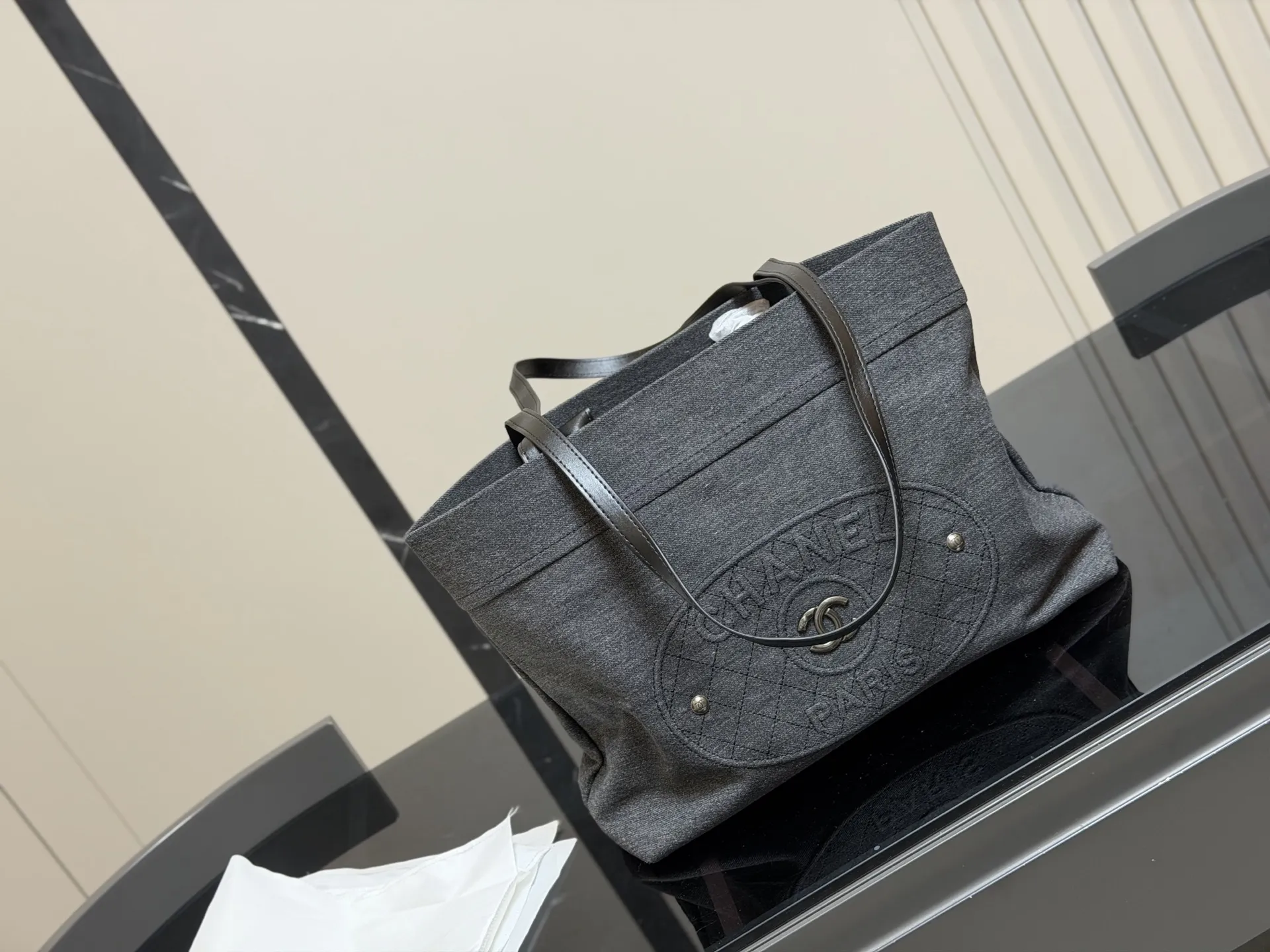 &yen;180 尺寸：36.28cm 香奈儿 牛仔沙滩包🏖️ 安排！安排！ 今年出的这个沙滩包可太好看了! 水洗做旧款更加有高级感