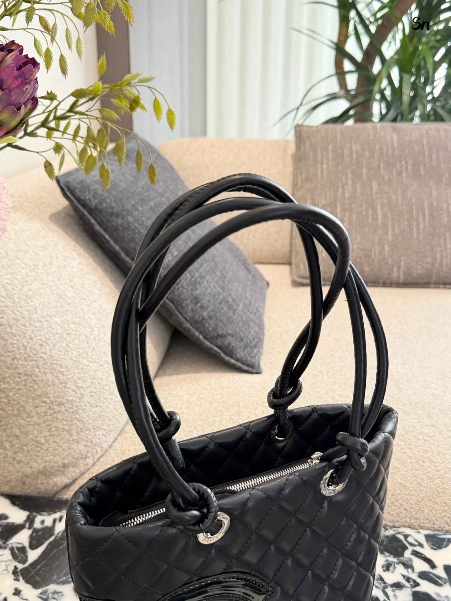 p190 Chanel康鹏菜篮子是我最好的拍照搭子 Soblack牛皮菜篮子松弛的时髦感 自重很轻便!又很能装 出门逛街拍照都很好靓 -20×25无盒