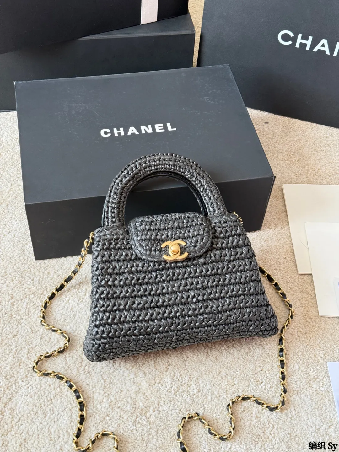 编织 p220 香奈儿chanel ｜Kelly迷你手袋 +香奈儿Kelly迷你手袋，经典菱格纹+金属链条，优雅又实用！优质牛皮，手感细腻耐用，灰色调超百搭，通勤约会都能轻松驾驭山 手提斜挎都OK，内部空间虽小但能装下手机、口红等日常小物。 Kelly系列自1963年诞生，是奢华与经典的象征，清冷高级，搭配浅色或中性风服饰，气质直接拉满 14x20x7cm约14x20x7cm