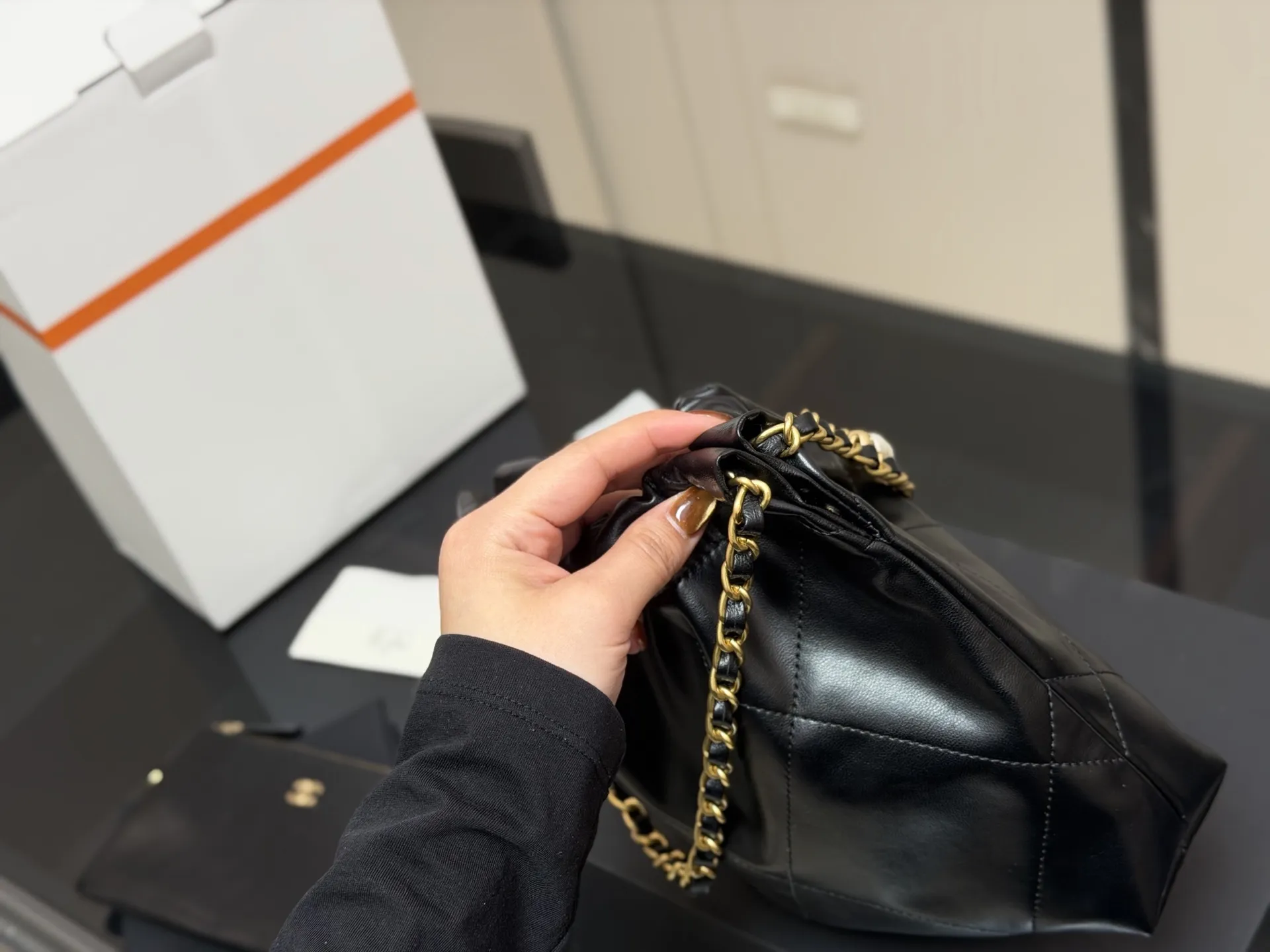 ¥180 配折叠盒飞机盒 size:20*20cm 香奈儿 迷你22bag 缩小版22bag显得格外的俏皮可爱, 依旧是小牛皮材质, 柔软而轻盈! 搜索🔍 垃圾袋 mini