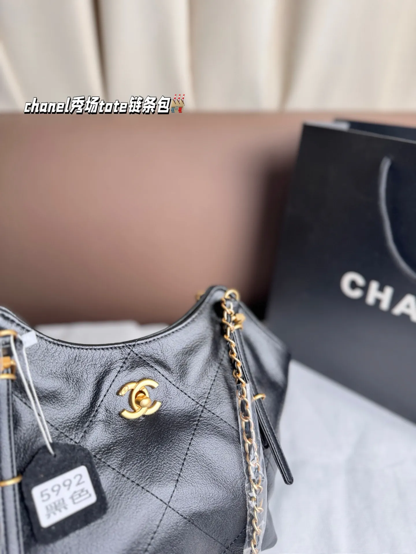 P215 香奈儿 chanel秀场tote新款🔥 秋冬tote包一如既往的备受瞩目👀 可以装下全世界的巨大容量 休闲软塌 背出随性风格 简约大菱格衬托整个包的大气凌然 出街最佳搭档 尺寸 18*18