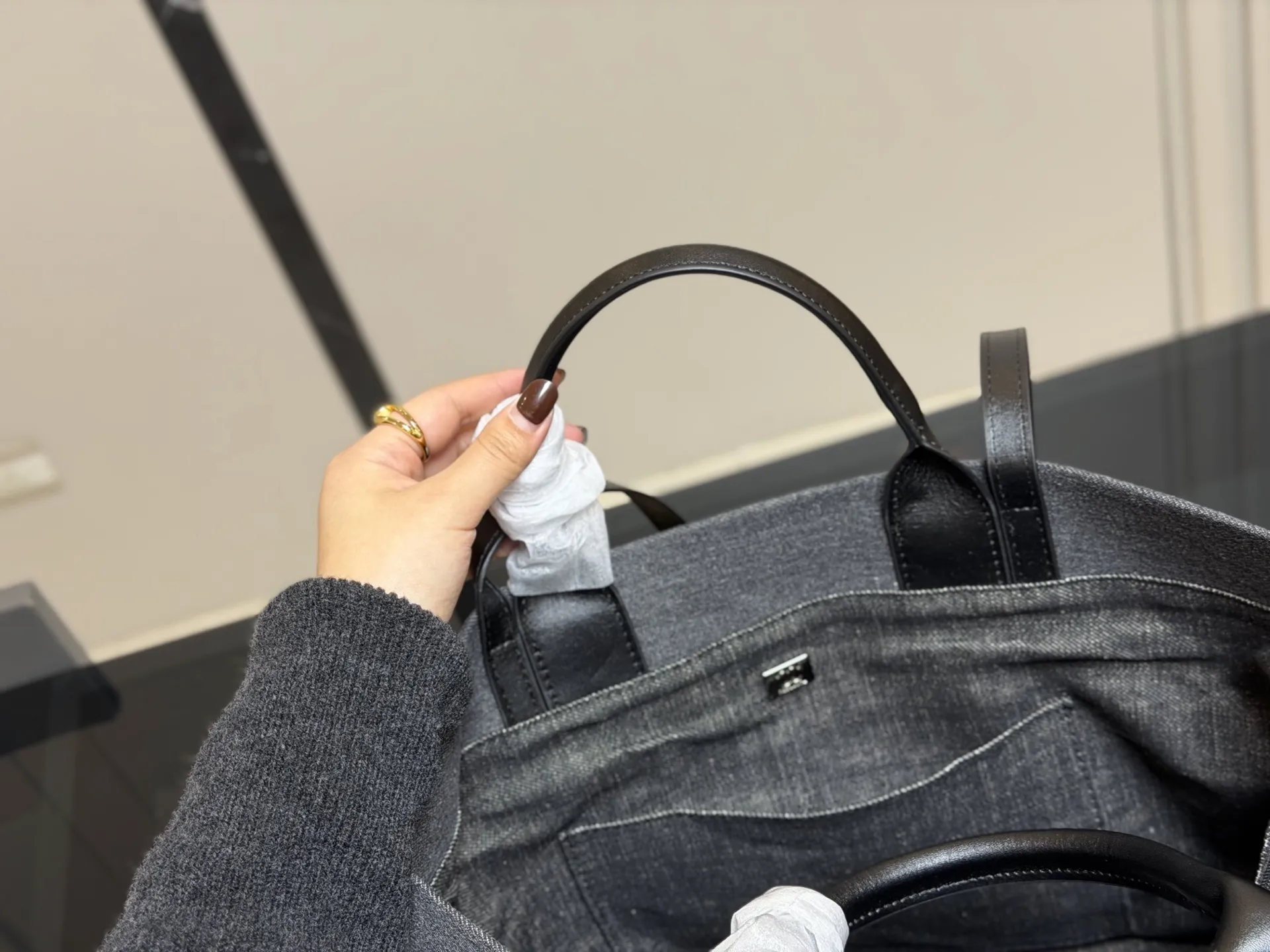 ¥180 尺寸:36.28cm 香奈儿 牛仔沙滩包🏖️ 安排!安排! 今年出的这个沙滩包可太好看了! 水洗做旧款更加有高级感