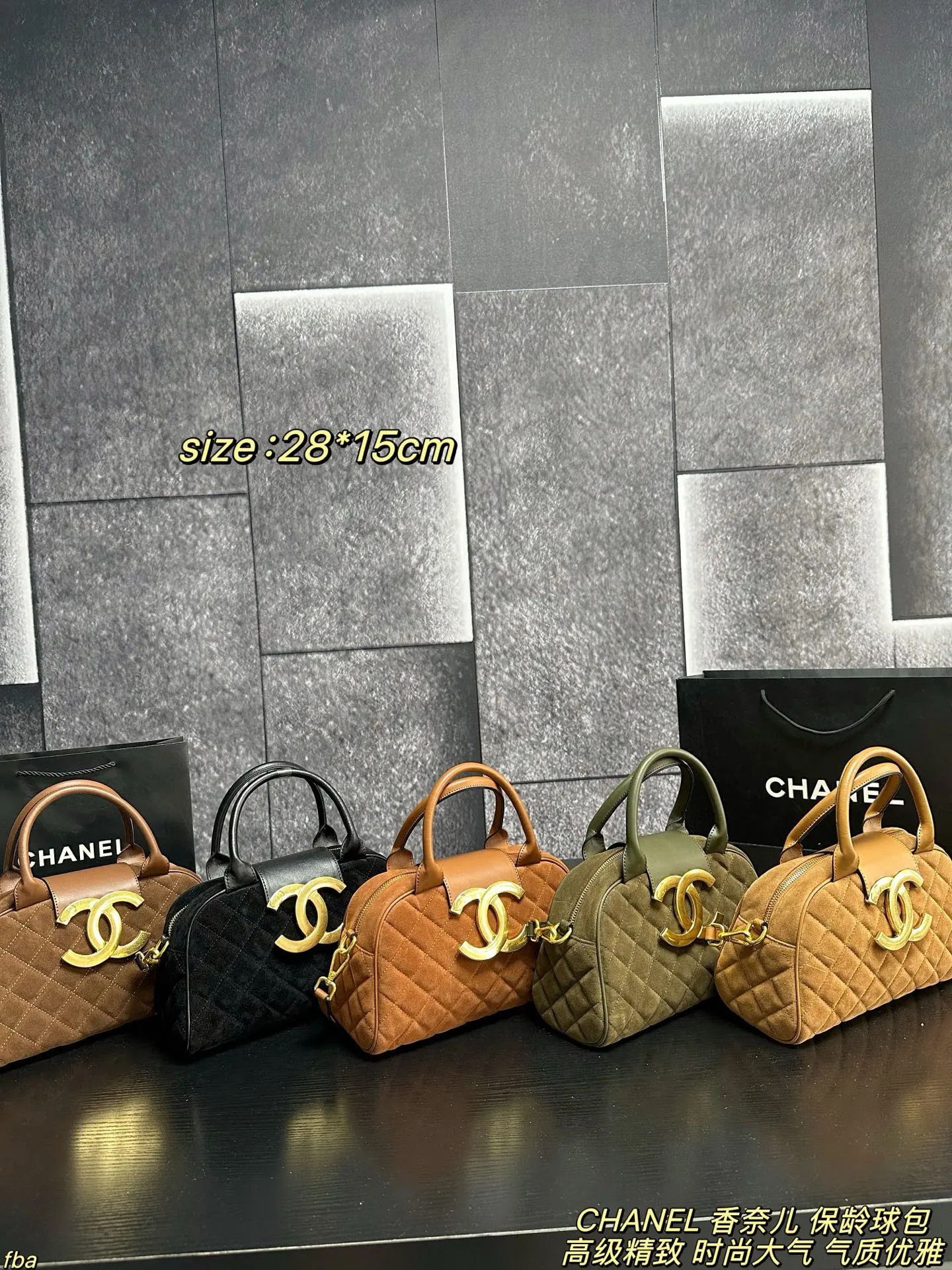 P160配盒 CHANEL 香奈儿 保龄球包 时髦典雅,直接封神,高级时尚,性价比超高,保龄球简约的包型,经典鱼子酱牛皮,极简包身设计,百搭的时尚单品!超多颜色材质可以选择,耐造的材质超够用的容量,但用起来几乎没什么自重!小姐姐们可以放心入手~ 尺寸:28*15cm