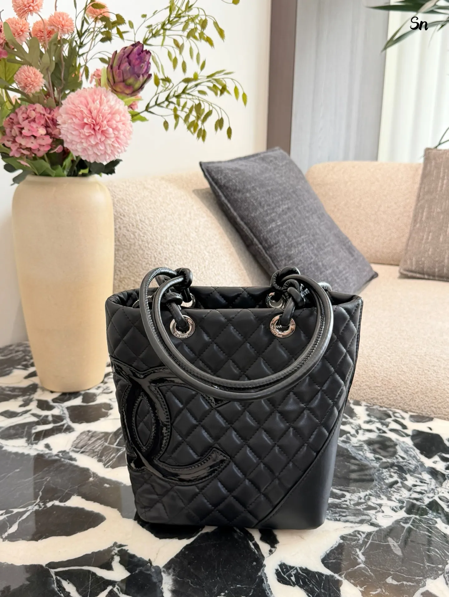 p190 Chanel康鹏菜篮子是我最好的拍照搭子 Soblack牛皮菜篮子松弛的时髦感 自重很轻便！又很能装 出门逛街拍照都很好靓 -20&times;25无盒