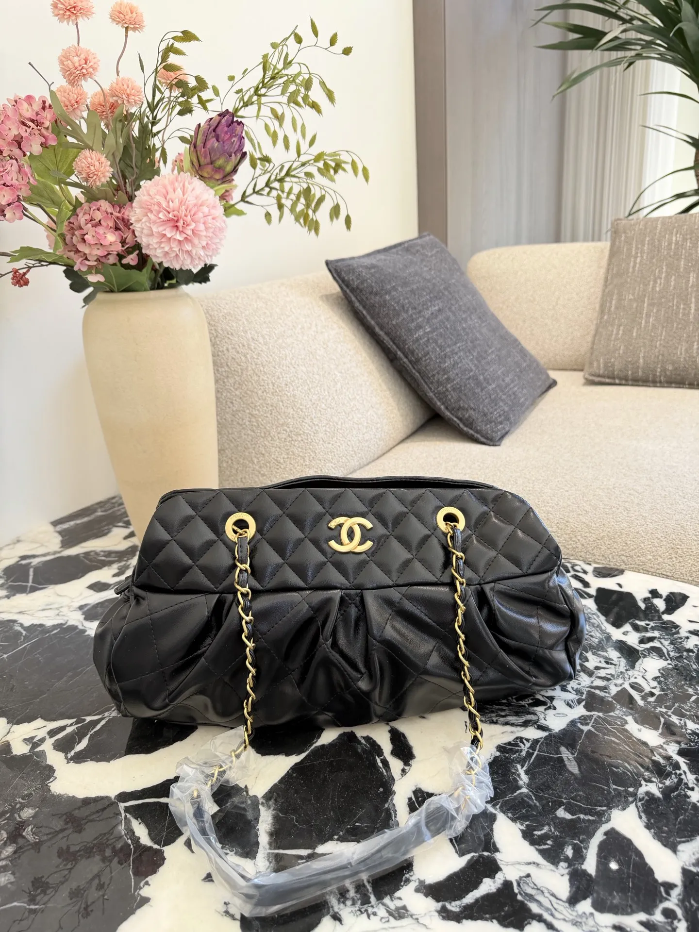 p230 香奈儿黑金保龄球包​​ 🖤香奈儿黑金保龄球包，经典菱格纹+黑色牛皮，金色双C Logo超有辨识度✨。皮穿链条肩带，舒适又时髦，拉链开合更安全。尺寸约32&times;19cm，容量大，通勤出行都OK！复古优雅风，实用又百搭，是香奈儿热门款，公价约3万，二手价随成色和配件浮动哦～无盒