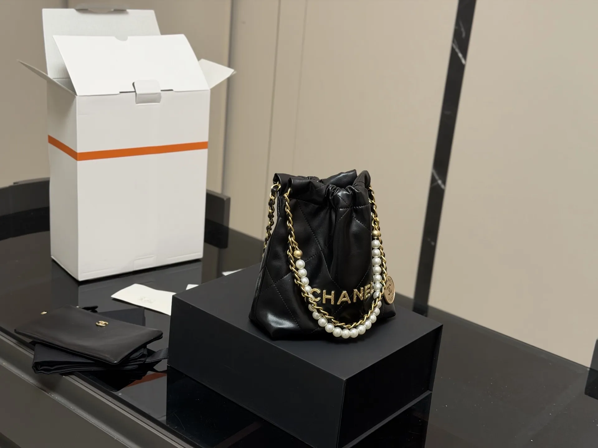 &yen;180 配折叠盒飞机盒 size：20*20cm 香奈儿 迷你22bag 缩小版22bag显得格外的俏皮可爱， 依旧是小牛皮材质， 柔软而轻盈！ 搜索🔍 垃圾袋 mini