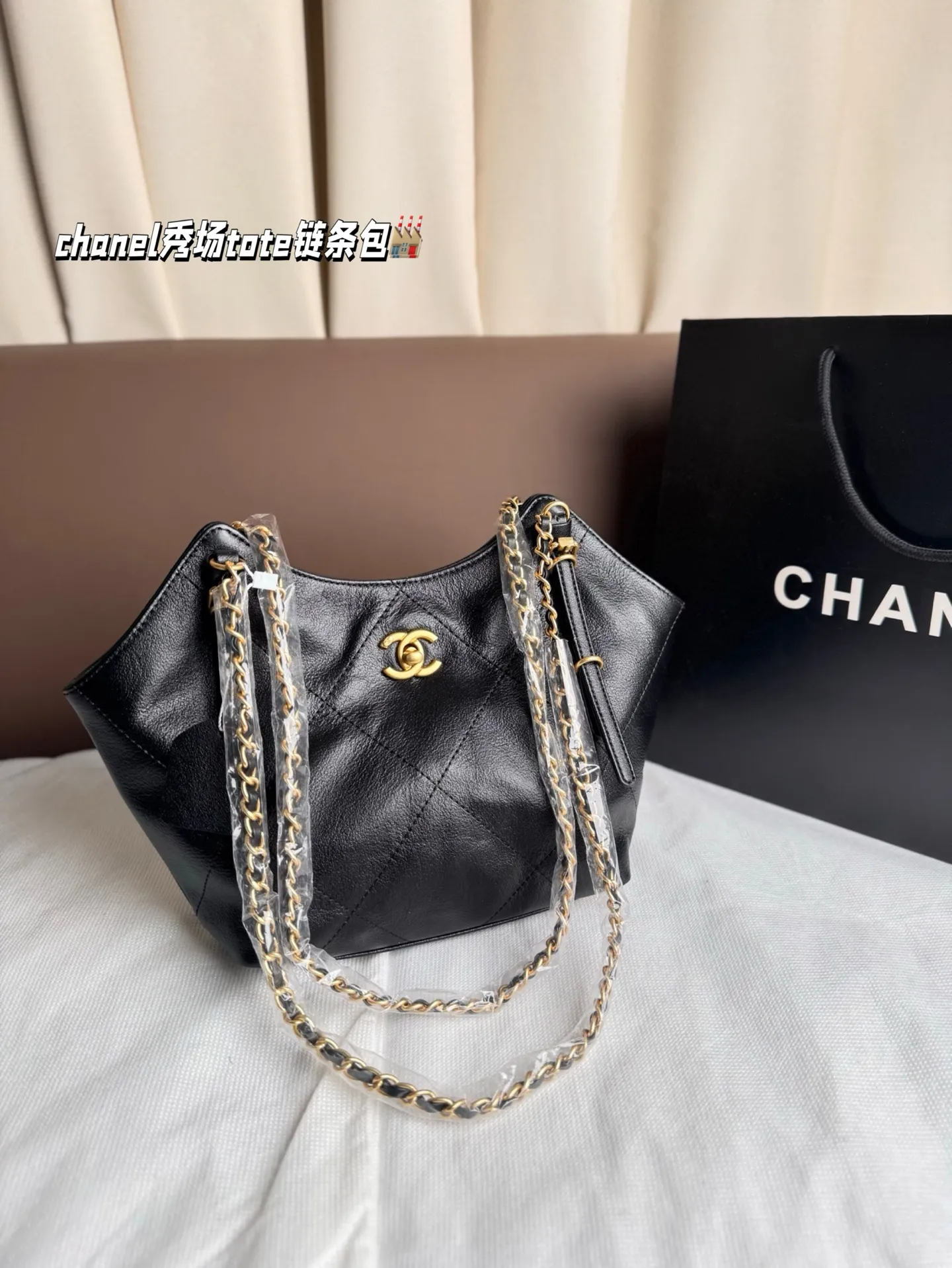 P215 香奈儿 chanel秀场tote新款🔥 秋冬tote包一如既往的备受瞩目👀 可以装下全世界的巨大容量 休闲软塌 背出随性风格 简约大菱格衬托整个包的大气凌然 出街最佳搭档 尺寸 18*18