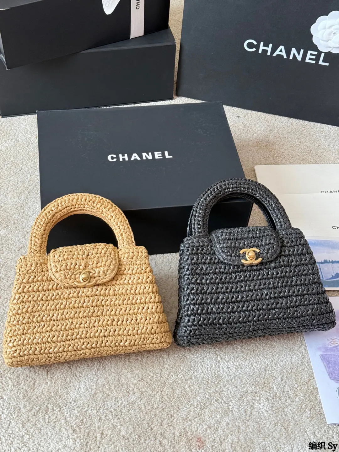 编织 p220 香奈儿chanel |Kelly迷你手袋 +香奈儿Kelly迷你手袋,经典菱格纹+金属链条,优雅又实用!优质牛皮,手感细腻耐用,灰色调超百搭,通勤约会都能轻松驾驭山 手提斜挎都OK,内部空间虽小但能装下手机、口红等日常小物。 Kelly系列自1963年诞生,是奢华与经典的象征,清冷高级,搭配浅色或中性风服饰,气质直接拉满 14x20x7cm约14x20x7cm