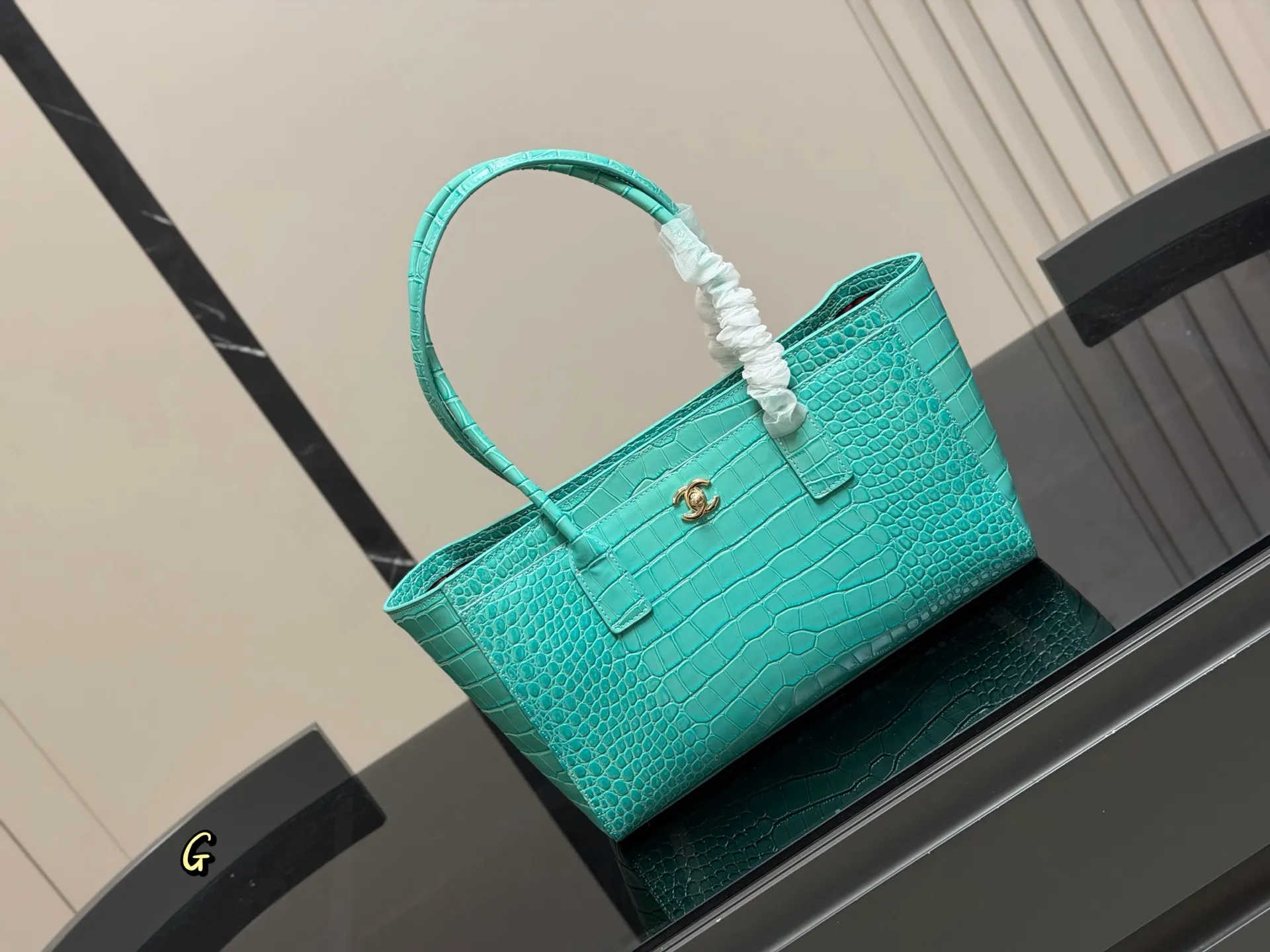 ¥270 Chanel 香奈儿Cerf中古手提包 经典黑金配色+荔枝纹牛皮,耐磨又有质感。正面双C金属Logo超有辨识度,内部多口袋+可拆卸子袋,收纳力满分!通勤日常都很适合,手提or单肩背都OK,实用又百搭,是中古市场的热门款 尺寸:34.21cm