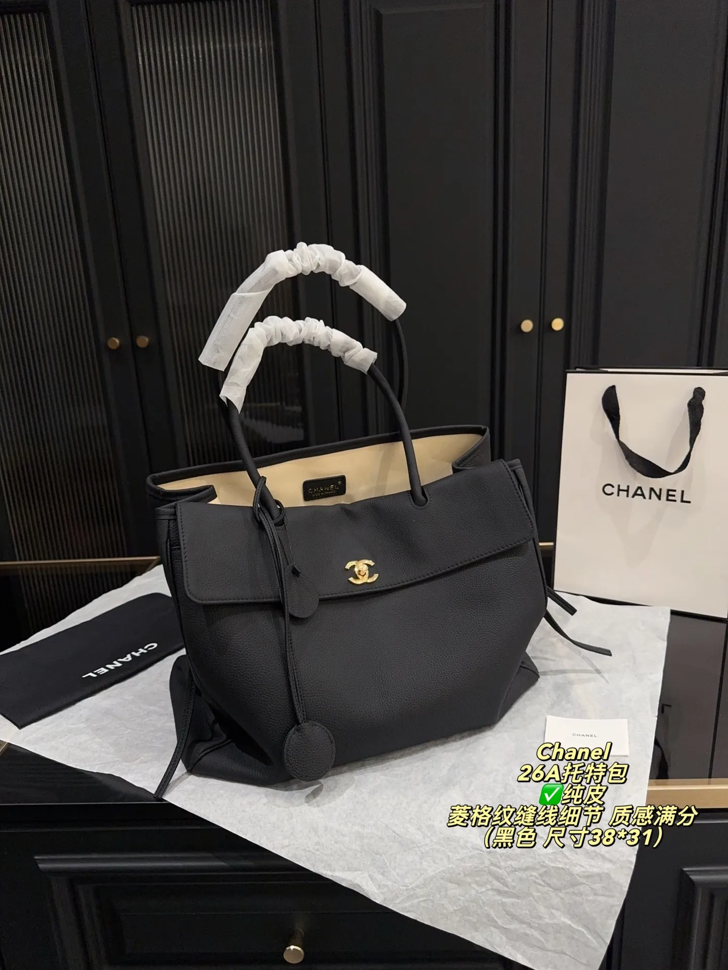 ✅纯皮P335无盒⚠️尺寸38*31 香奈儿Chanel 26A麂皮托特包 驼色麂皮+黑色皮革拼接,金色双C标志超有辨识度。菱格纹缝线细节,质感满分!尺寸适中,通勤休闲都能用,手提肩背都OK。