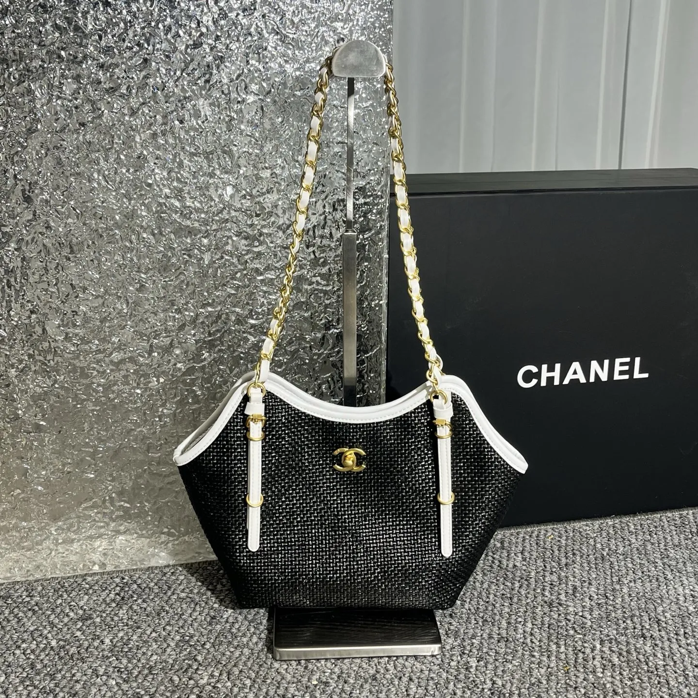 💰180包邮❗ Chanel🧩26C早春系列 嬉皮包 mini tote💦采用进口小牛皮配草编➕复古金属五金 皮质柔软 耐用性更高更显利落的精致感 可斜挎链条⛓️它让链条长度能适配不同背法 日常搭配自然垂在胯侧 上身效果 更显经得起时光的松弛感 尺寸: 30-20-6cm 款号:80014 材质:草编 ❌不退不换慎重下单❌