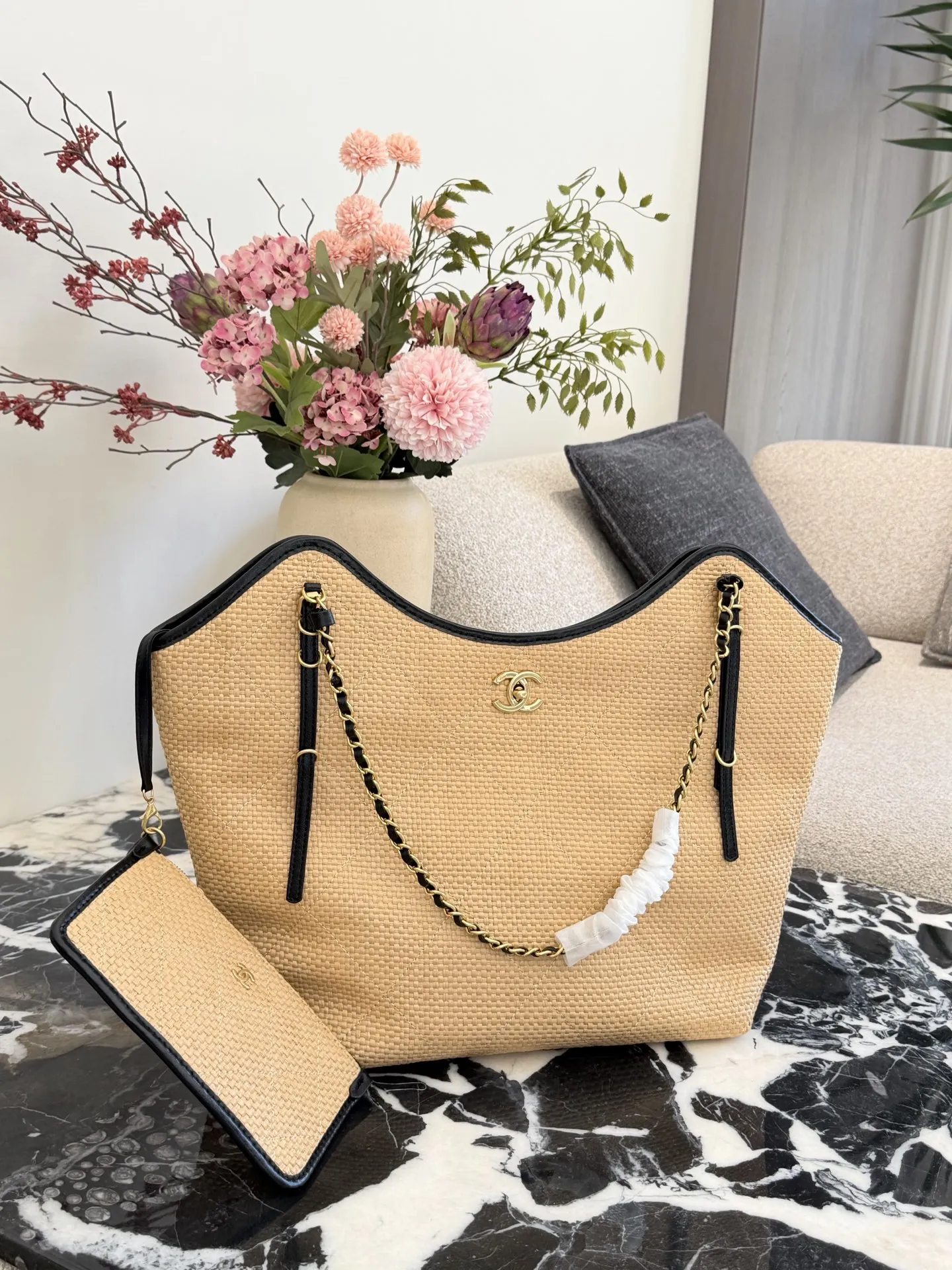 p220 香奈儿26C拉菲草编织托特包 🌾香奈儿26C早春度假系列拉菲草编织托特包,天然拉菲草+黑色皮革滚边,金色双C标志超有辨识度✨。链条肩带+白色编织装饰,细节满分!小号尺寸,轻盈又实用,通勤、度假都能轻松驾驭。灵感来自夏日度假风,搭配清新或休闲穿搭,氛围感直接拉满~👜30cm无盒