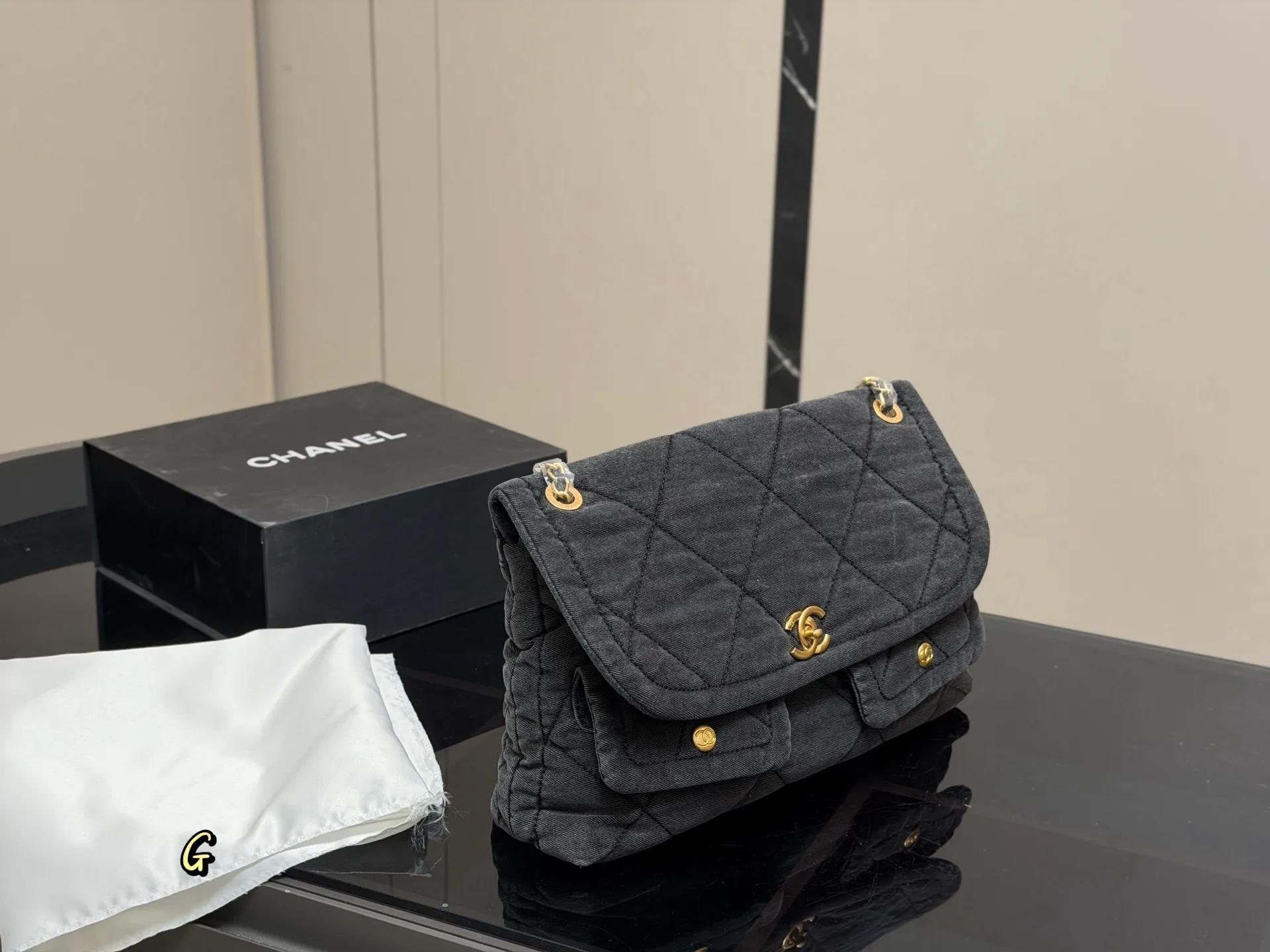 ¥245 Chanel香奈儿25K好美啊,蝴蝶结还是百看不腻, 链条装饰充满活力。又嫩又俏皮 感觉香香的每一款都是投资级艺术品, 入手即定格永恒摩登风格,开心 保值又时髦,随性还百搭, 有的实用能装,有的优雅高贵 尺寸:36.22cm