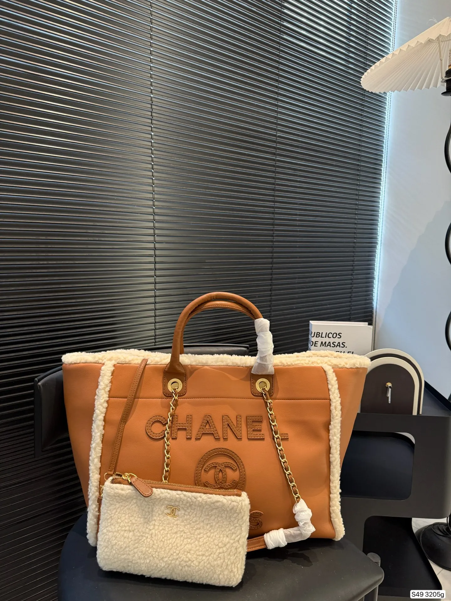 P295 纯皮羊羔毛香奈儿沙滩 不论日常出游或是假日逛街,出镜率超高的包款总让人联想到温暖的季节和愜意海滩时光。质地清新自然,为结构感鲜明的包款注入优雅精髓。尺寸:40 30 货号3205