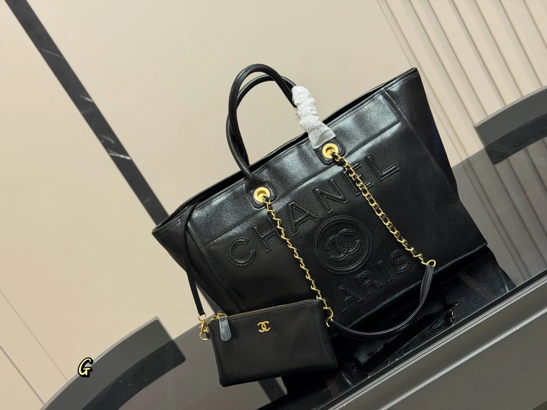 ¥345 香奈儿CHANEL 鱼子酱沙滩链条⛓️包 大容量,日常短期出行背上这一个就足够了 慵懒风满满,上身上镜都非常好看 颜色复古又高级 人手必备款 尺寸:38.30cm