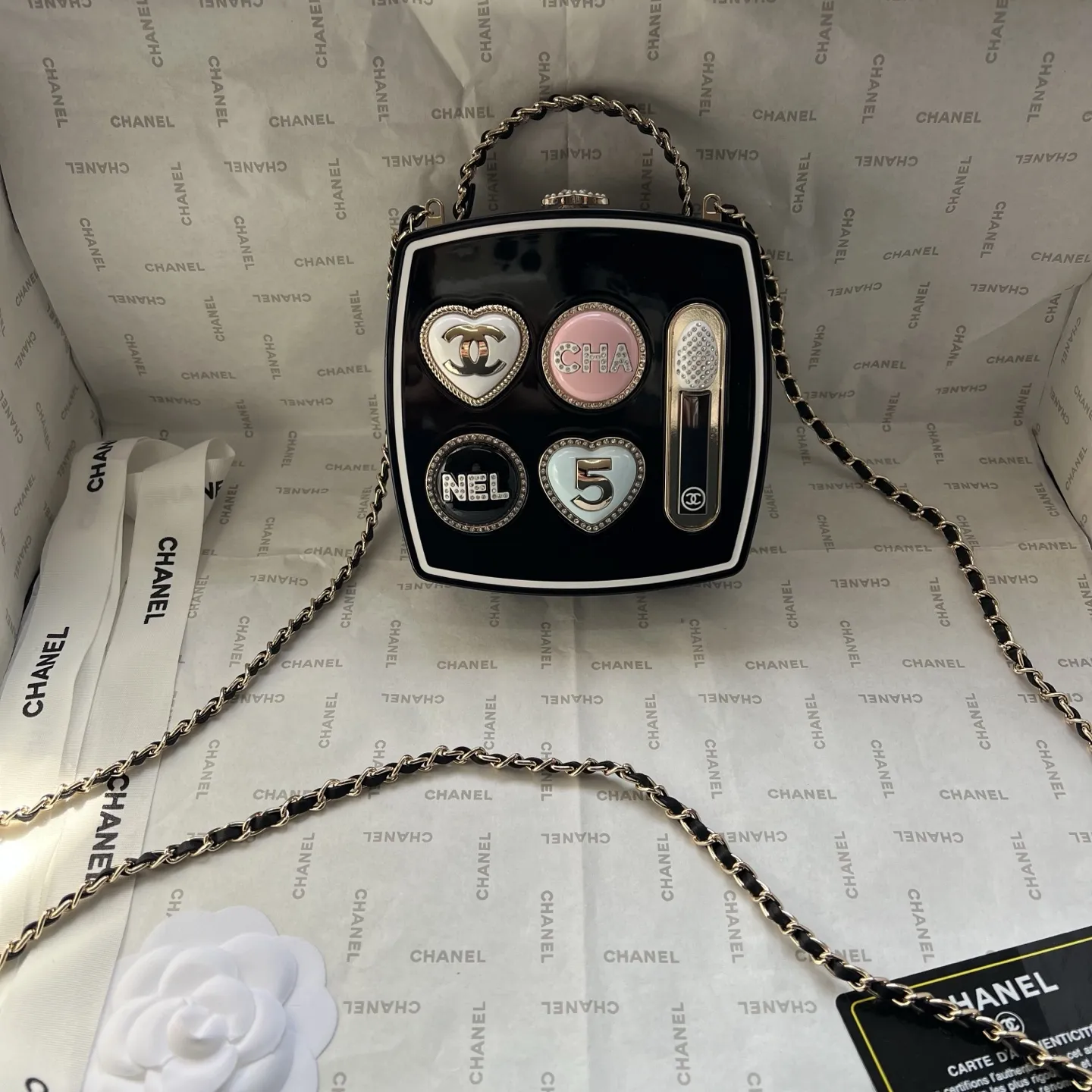 💰210包邮❗ 👑Chanel 25/26B眼影盒晚宴包.第一眼看到直接一整个爱住!影盒形状超别致、💕原单品质.包身质感拉满,一面是经典双C标志,一面是眼影盘设计,细节里全是高级感。不管是搭晚宴裙撑场面,还是配牛仔裤凹日常造型,它都能瞬间提升时尚度,背上你就是人群里最亮眼的焦点,精致感直接焊在身上!尺寸:13x13cm,款号:677