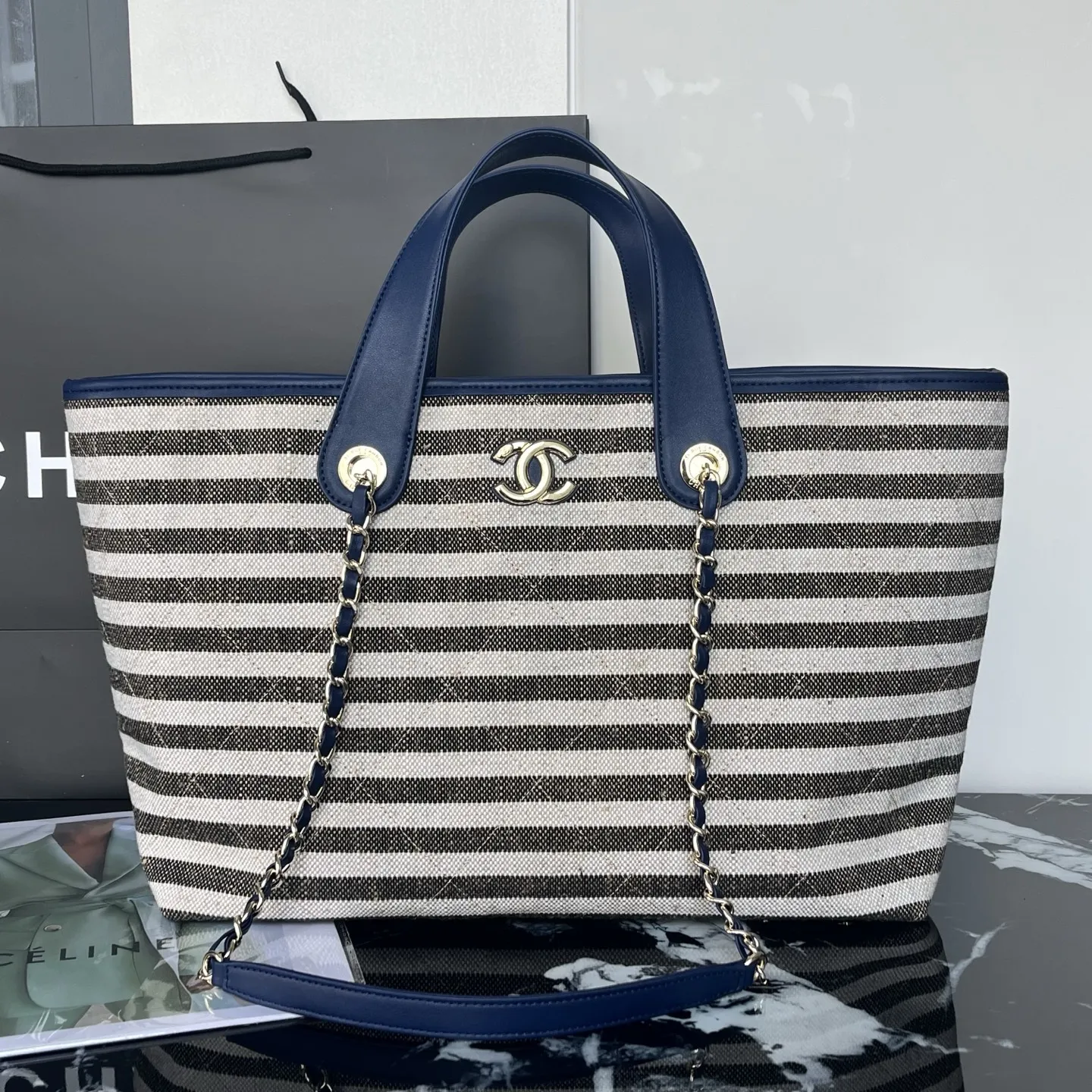 💰218包邮❗ OHANEL🚩🚩🚩𝟐𝟔𝐜 沙滩🏖️𝐭𝐨𝐭𝐞这款条纹菱格🐂牛仔帆布托特包 经典菱格纹 牛仔布拼皮革 ♨️休闲又不失优雅气质 金色双C标志超有辨识度 沙滩包设计方便开合 容量大 通勤or短途旅行🧳都很OK 牛仔布耐磨易打理 随便搭配休闲或正式穿搭🏖️都很出彩 实用又有设计感! 尺寸𝟐𝟔*𝟒𝟒*𝟏𝟑𝐜𝐦 材质:条纹帆布 款号:80017 ❌不退不换慎重下单❌