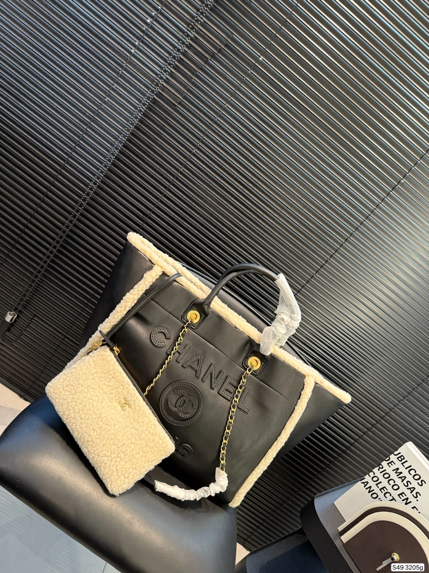 P295 纯皮羊羔毛香奈儿沙滩 不论日常出游或是假日逛街,出镜率超高的包款总让人联想到温暖的季节和愜意海滩时光。质地清新自然,为结构感鲜明的包款注入优雅精髓。尺寸:40 30 货号3205