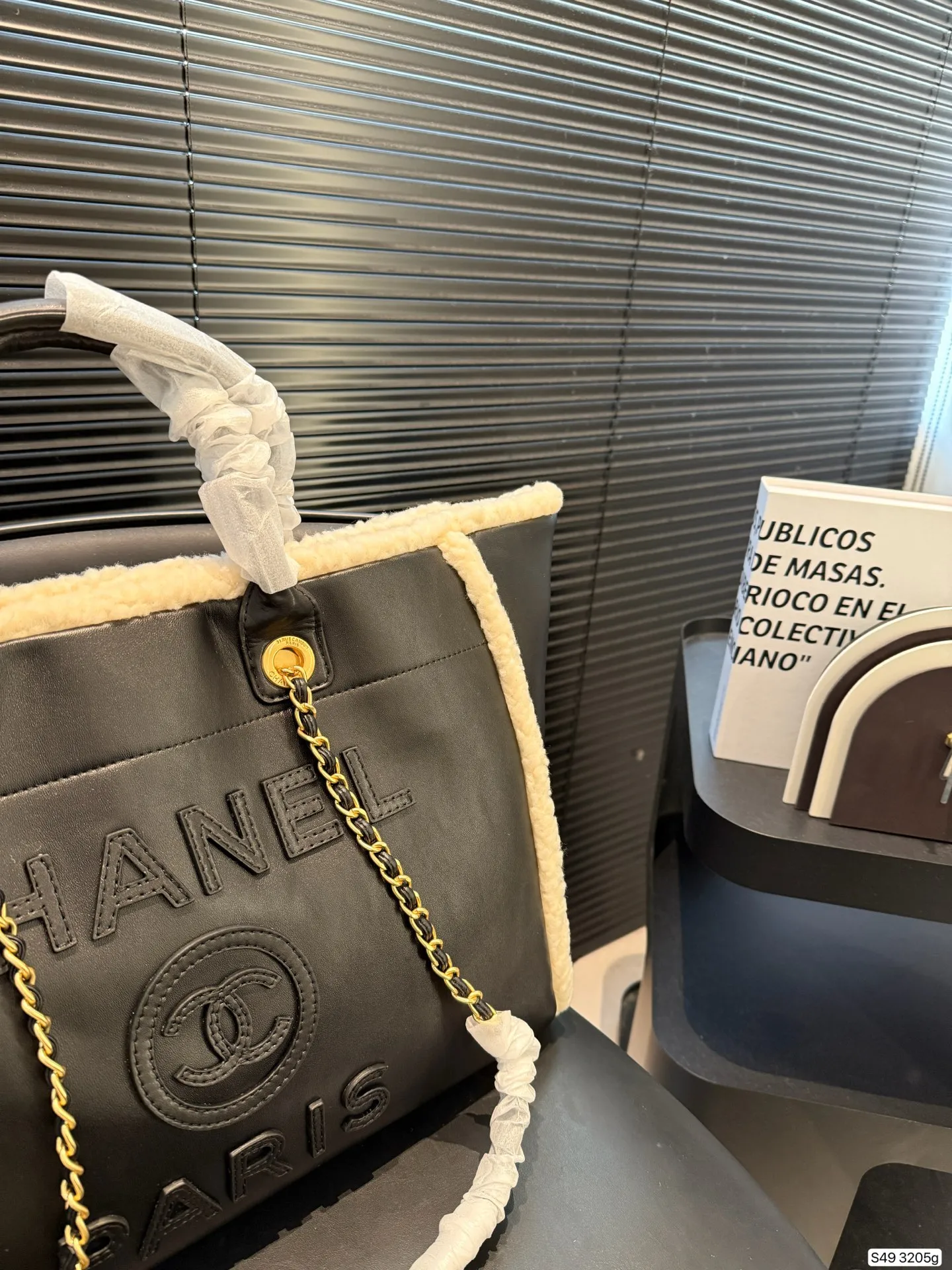 P295 纯皮羊羔毛香奈儿沙滩 不论日常出游或是假日逛街,出镜率超高的包款总让人联想到温暖的季节和愜意海滩时光。质地清新自然,为结构感鲜明的包款注入优雅精髓。尺寸:40 30 货号3205