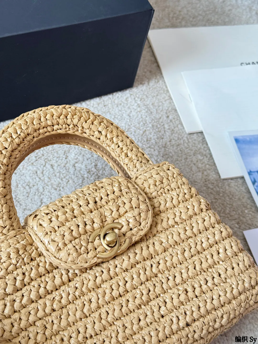 编织 p220 香奈儿chanel |Kelly迷你手袋 +香奈儿Kelly迷你手袋,经典菱格纹+金属链条,优雅又实用!优质牛皮,手感细腻耐用,灰色调超百搭,通勤约会都能轻松驾驭山 手提斜挎都OK,内部空间虽小但能装下手机、口红等日常小物。 Kelly系列自1963年诞生,是奢华与经典的象征,清冷高级,搭配浅色或中性风服饰,气质直接拉满 14x20x7cm约14x20x7cm