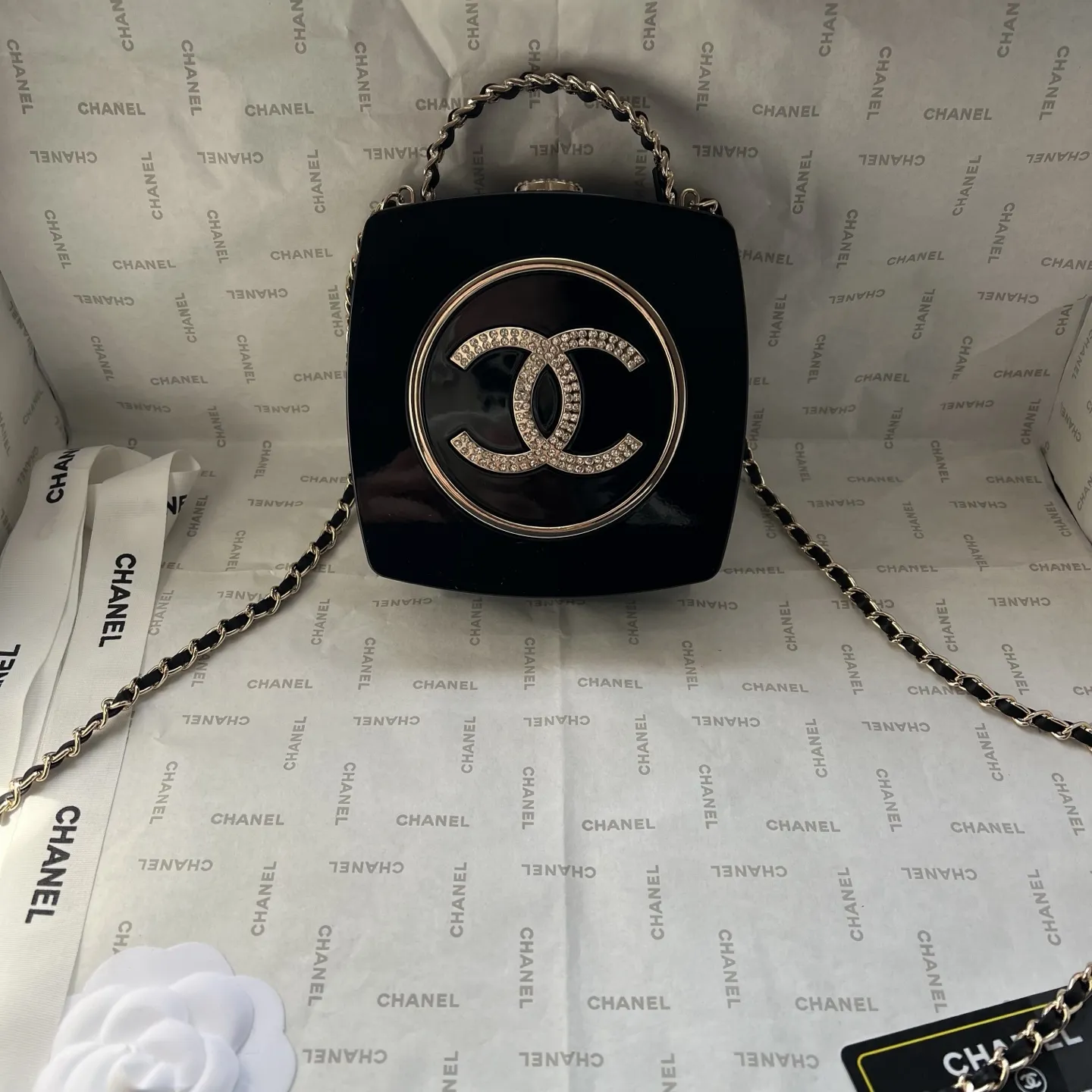 💰210包邮❗ 👑Chanel 25/26B眼影盒晚宴包.第一眼看到直接一整个爱住!影盒形状超别致、💕原单品质.包身质感拉满,一面是经典双C标志,一面是眼影盘设计,细节里全是高级感。不管是搭晚宴裙撑场面,还是配牛仔裤凹日常造型,它都能瞬间提升时尚度,背上你就是人群里最亮眼的焦点,精致感直接焊在身上!尺寸:13x13cm,款号:677