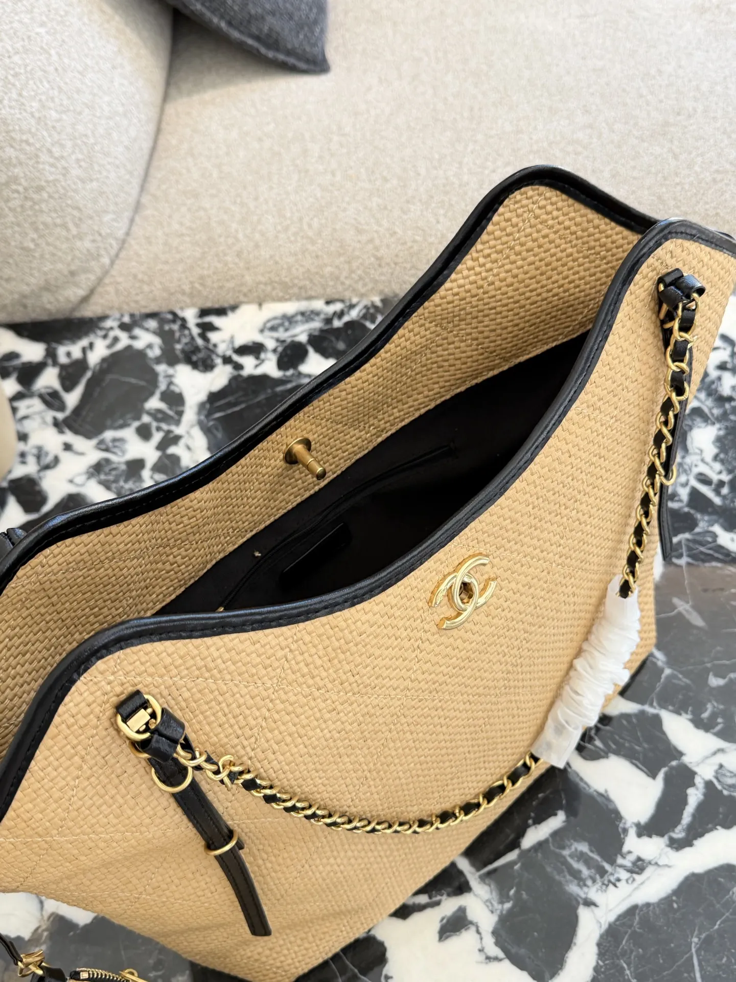 p220 香奈儿26C拉菲草编织托特包 🌾香奈儿26C早春度假系列拉菲草编织托特包,天然拉菲草+黑色皮革滚边,金色双C标志超有辨识度✨。链条肩带+白色编织装饰,细节满分!小号尺寸,轻盈又实用,通勤、度假都能轻松驾驭。灵感来自夏日度假风,搭配清新或休闲穿搭,氛围感直接拉满~👜30cm无盒