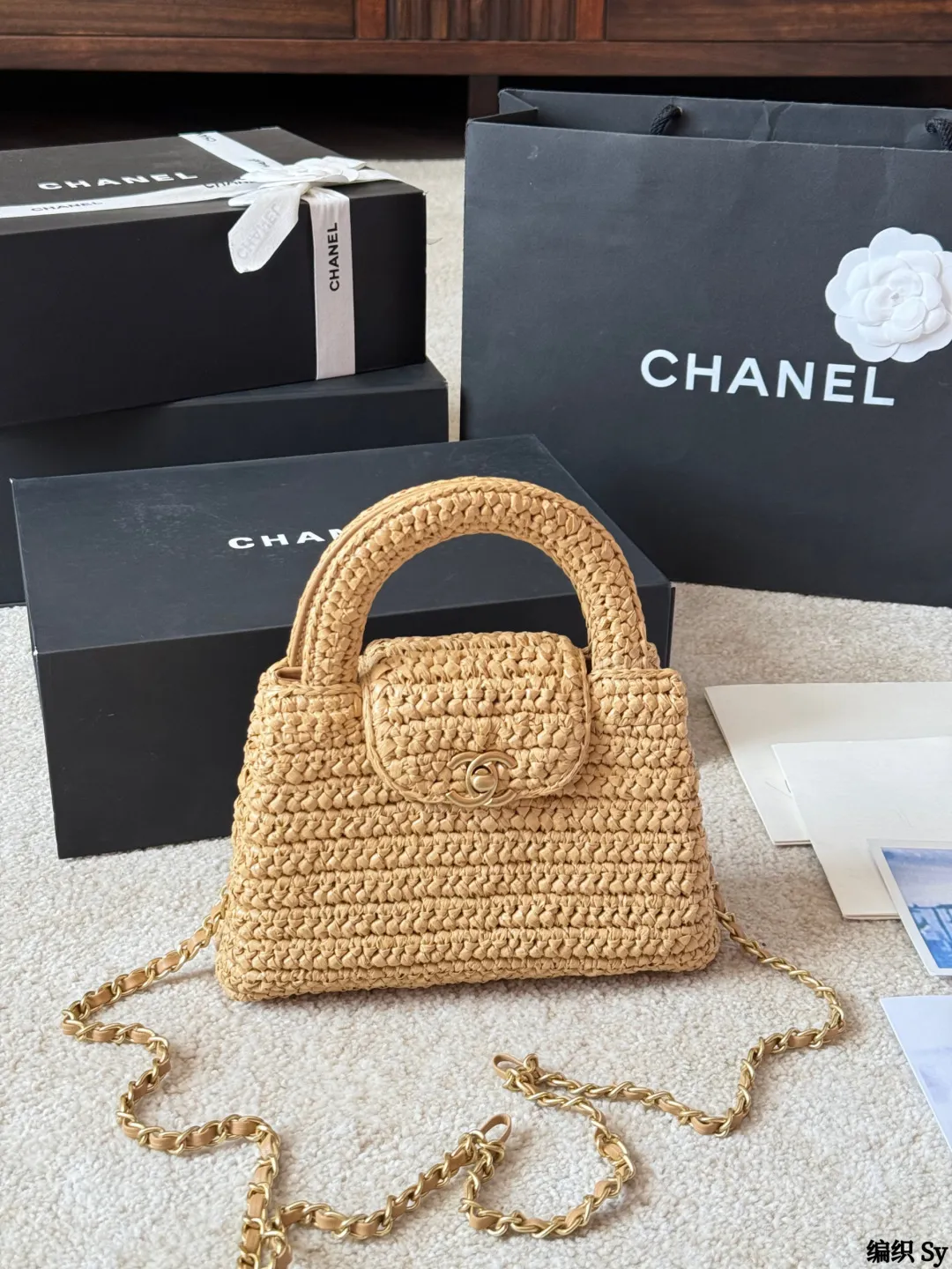 编织 p220 香奈儿chanel ｜Kelly迷你手袋 +香奈儿Kelly迷你手袋，经典菱格纹+金属链条，优雅又实用！优质牛皮，手感细腻耐用，灰色调超百搭，通勤约会都能轻松驾驭山 手提斜挎都OK，内部空间虽小但能装下手机、口红等日常小物。 Kelly系列自1963年诞生，是奢华与经典的象征，清冷高级，搭配浅色或中性风服饰，气质直接拉满 14x20x7cm约14x20x7cm
