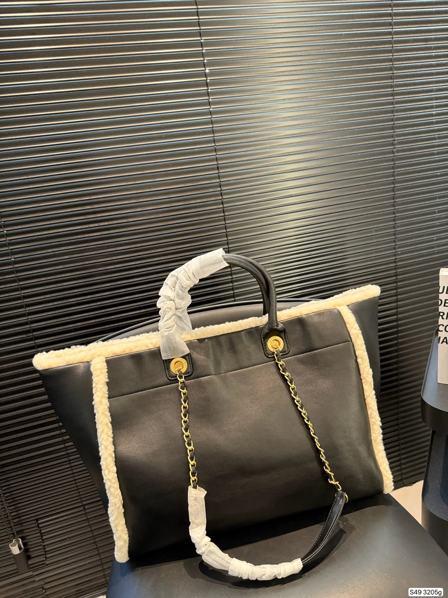 P295 纯皮羊羔毛香奈儿沙滩 不论日常出游或是假日逛街,出镜率超高的包款总让人联想到温暖的季节和愜意海滩时光。质地清新自然,为结构感鲜明的包款注入优雅精髓。尺寸:40 30 货号3205