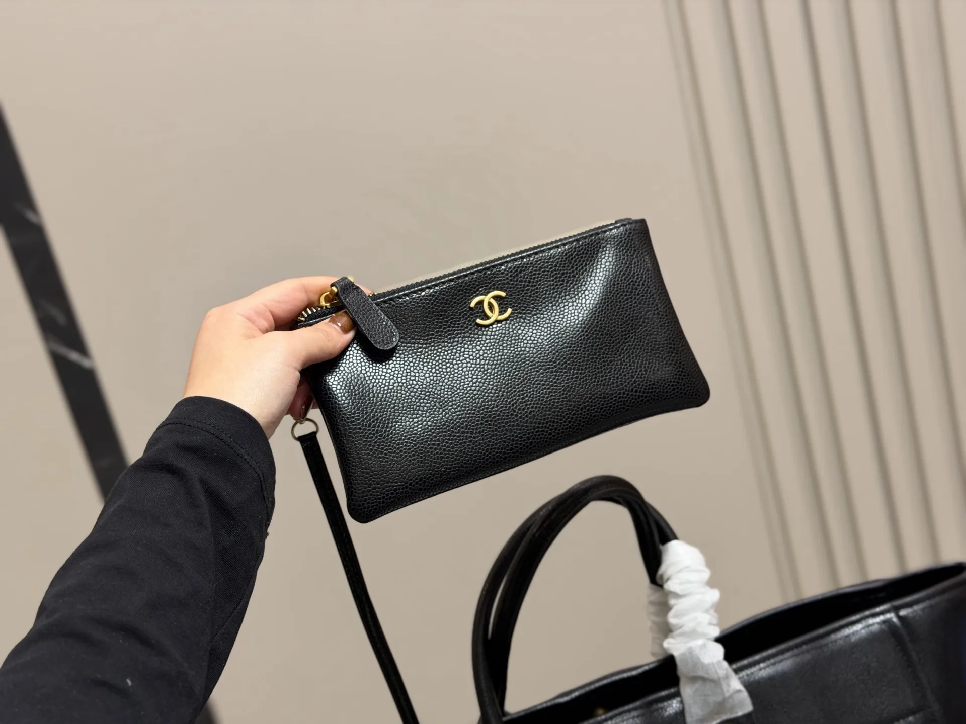 ¥345 香奈儿CHANEL 鱼子酱沙滩链条⛓️包 大容量,日常短期出行背上这一个就足够了 慵懒风满满,上身上镜都非常好看 颜色复古又高级 人手必备款 尺寸:38.30cm