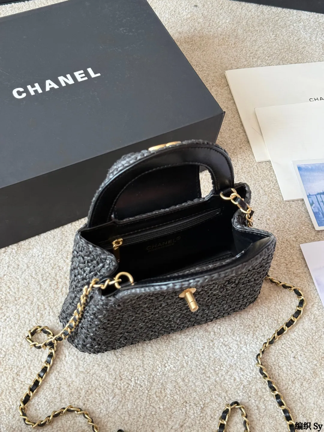 编织 p220 香奈儿chanel |Kelly迷你手袋 +香奈儿Kelly迷你手袋,经典菱格纹+金属链条,优雅又实用!优质牛皮,手感细腻耐用,灰色调超百搭,通勤约会都能轻松驾驭山 手提斜挎都OK,内部空间虽小但能装下手机、口红等日常小物。 Kelly系列自1963年诞生,是奢华与经典的象征,清冷高级,搭配浅色或中性风服饰,气质直接拉满 14x20x7cm约14x20x7cm