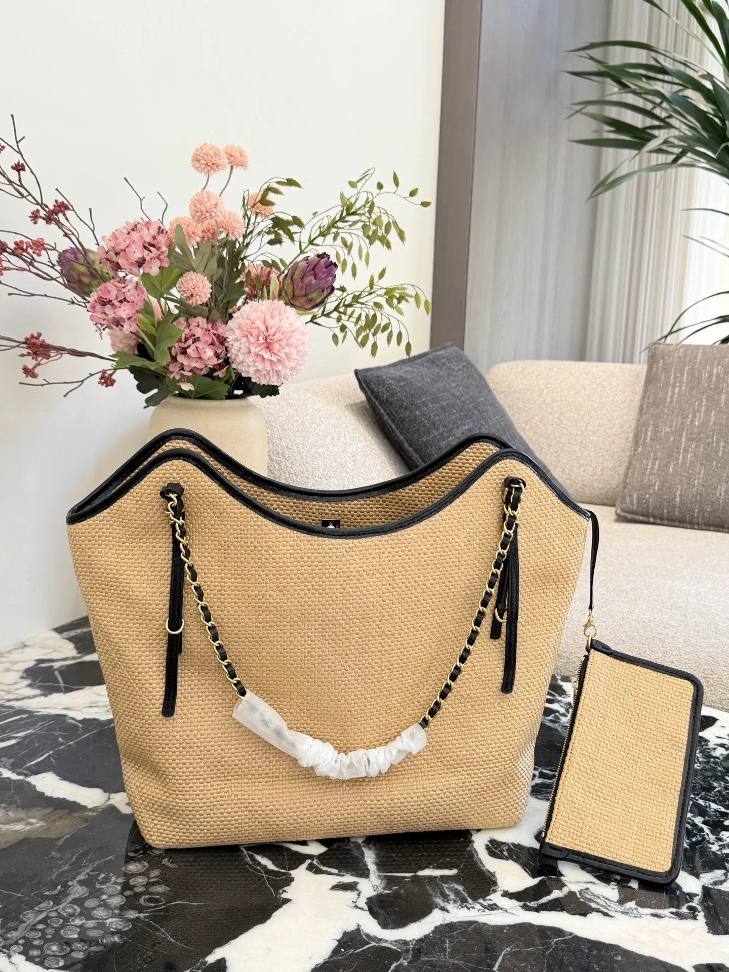 p220 香奈儿26C拉菲草编织托特包 🌾香奈儿26C早春度假系列拉菲草编织托特包,天然拉菲草+黑色皮革滚边,金色双C标志超有辨识度✨。链条肩带+白色编织装饰,细节满分!小号尺寸,轻盈又实用,通勤、度假都能轻松驾驭。灵感来自夏日度假风,搭配清新或休闲穿搭,氛围感直接拉满~👜30cm无盒