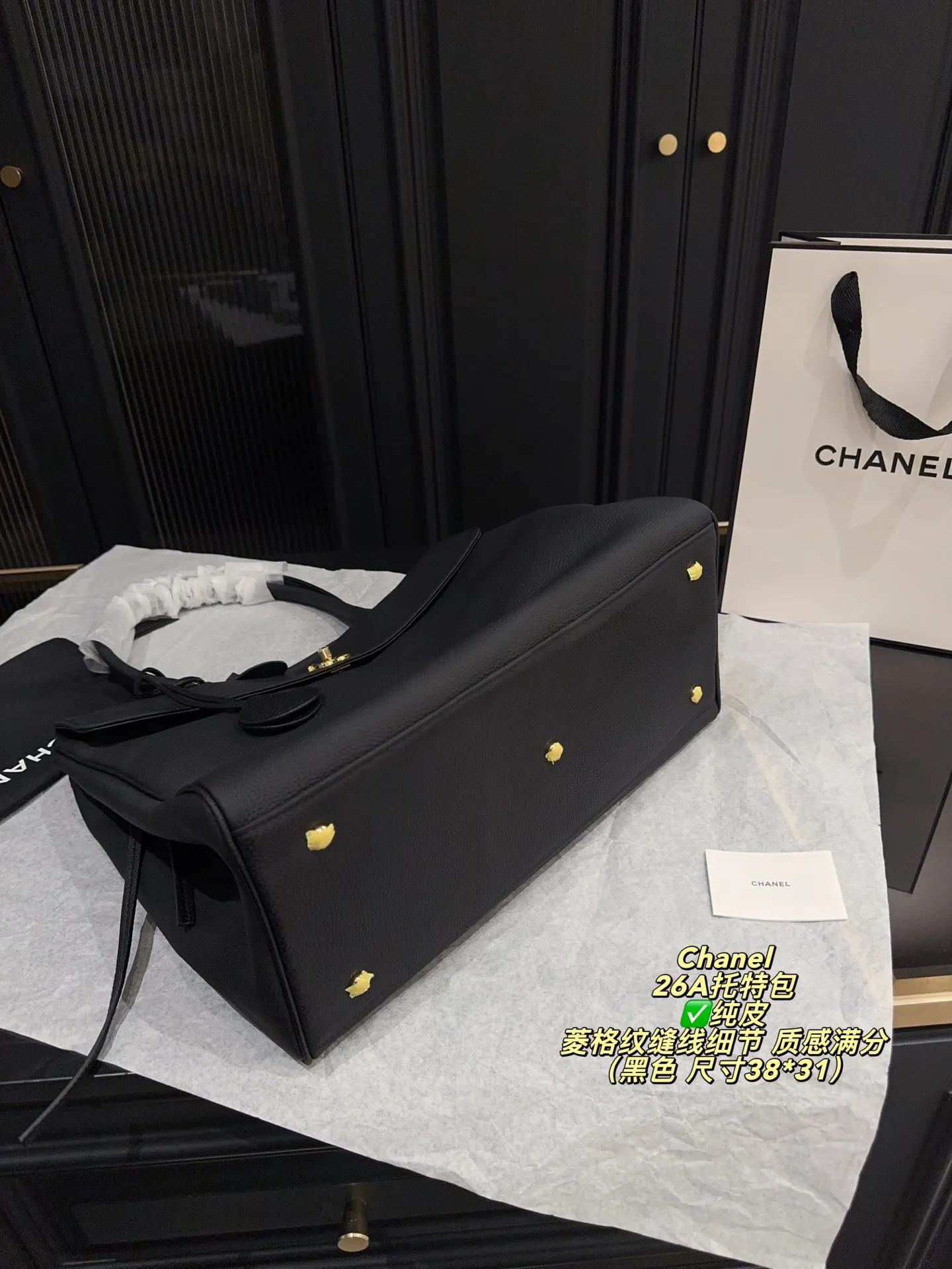 ✅纯皮P335无盒⚠️尺寸38*31 香奈儿Chanel 26A麂皮托特包 驼色麂皮+黑色皮革拼接,金色双C标志超有辨识度。菱格纹缝线细节,质感满分!尺寸适中,通勤休闲都能用,手提肩背都OK。
