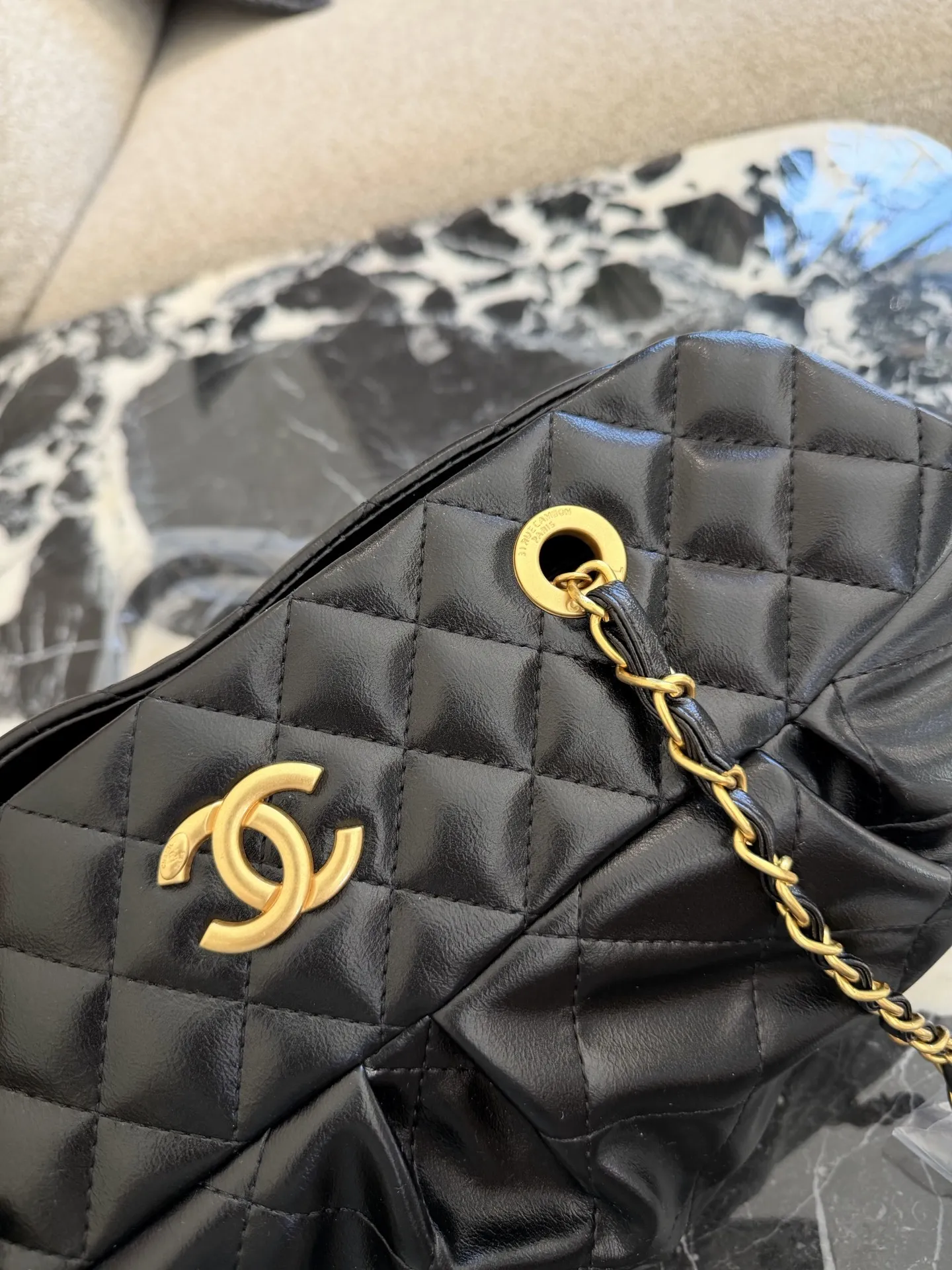 p230 香奈儿黑金保龄球包 🖤香奈儿黑金保龄球包,经典菱格纹+黑色牛皮,金色双C Logo超有辨识度✨。皮穿链条肩带,舒适又时髦,拉链开合更安全。尺寸约32×19cm,容量大,通勤出行都OK!复古优雅风,实用又百搭,是香奈儿热门款,公价约3万,二手价随成色和配件浮动哦~无盒