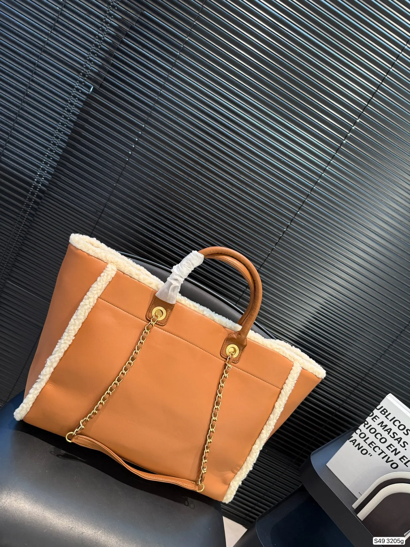 P295 纯皮羊羔毛香奈儿沙滩 不论日常出游或是假日逛街，出镜率超高的包款总让人联想到温暖的季节和愜意海滩时光。质地清新自然，为结构感鲜明的包款注入优雅精髓。尺寸：40 30 货号3205