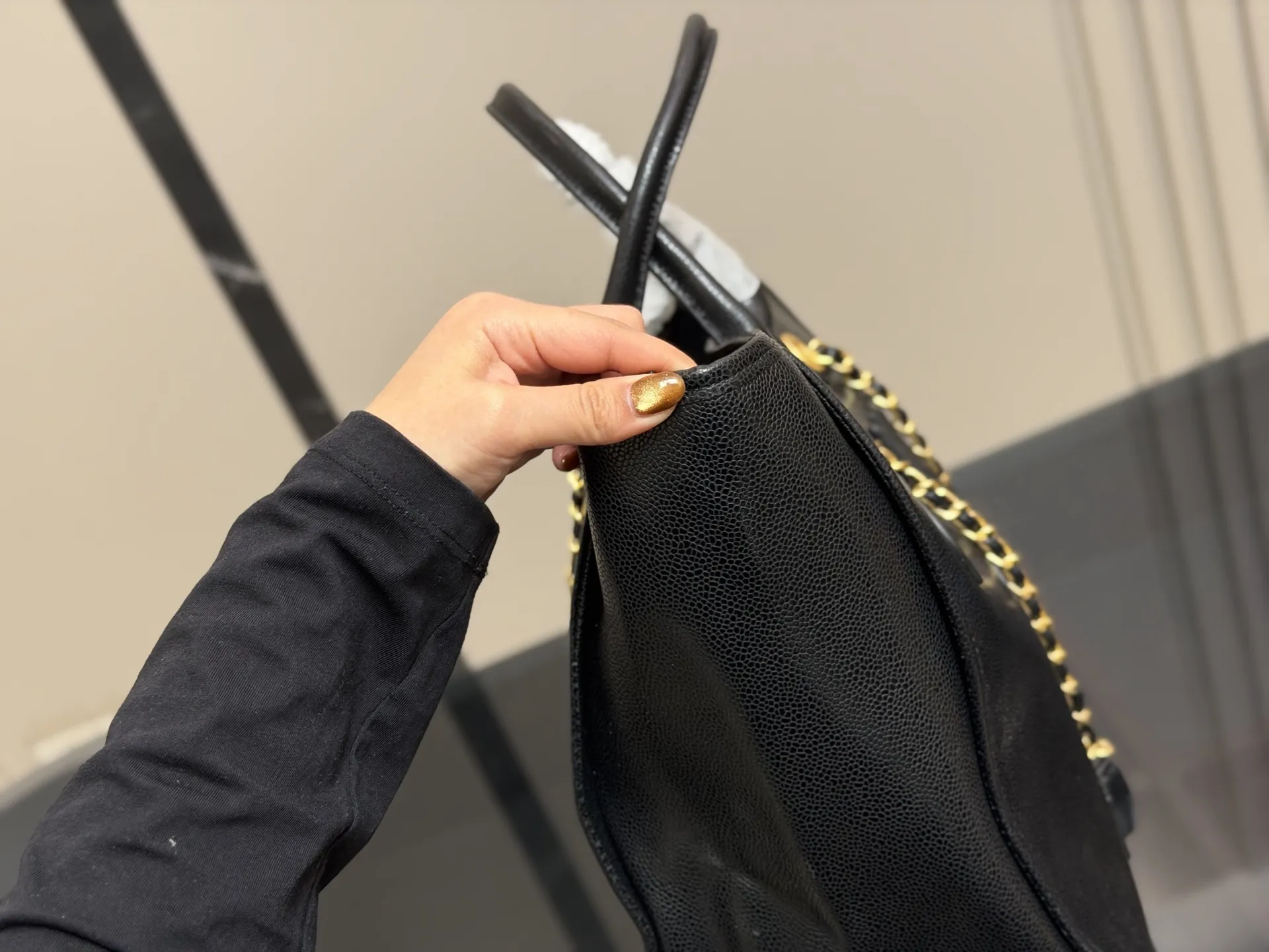 ¥345 香奈儿CHANEL 鱼子酱沙滩链条⛓️包 大容量,日常短期出行背上这一个就足够了 慵懒风满满,上身上镜都非常好看 颜色复古又高级 人手必备款 尺寸:38.30cm